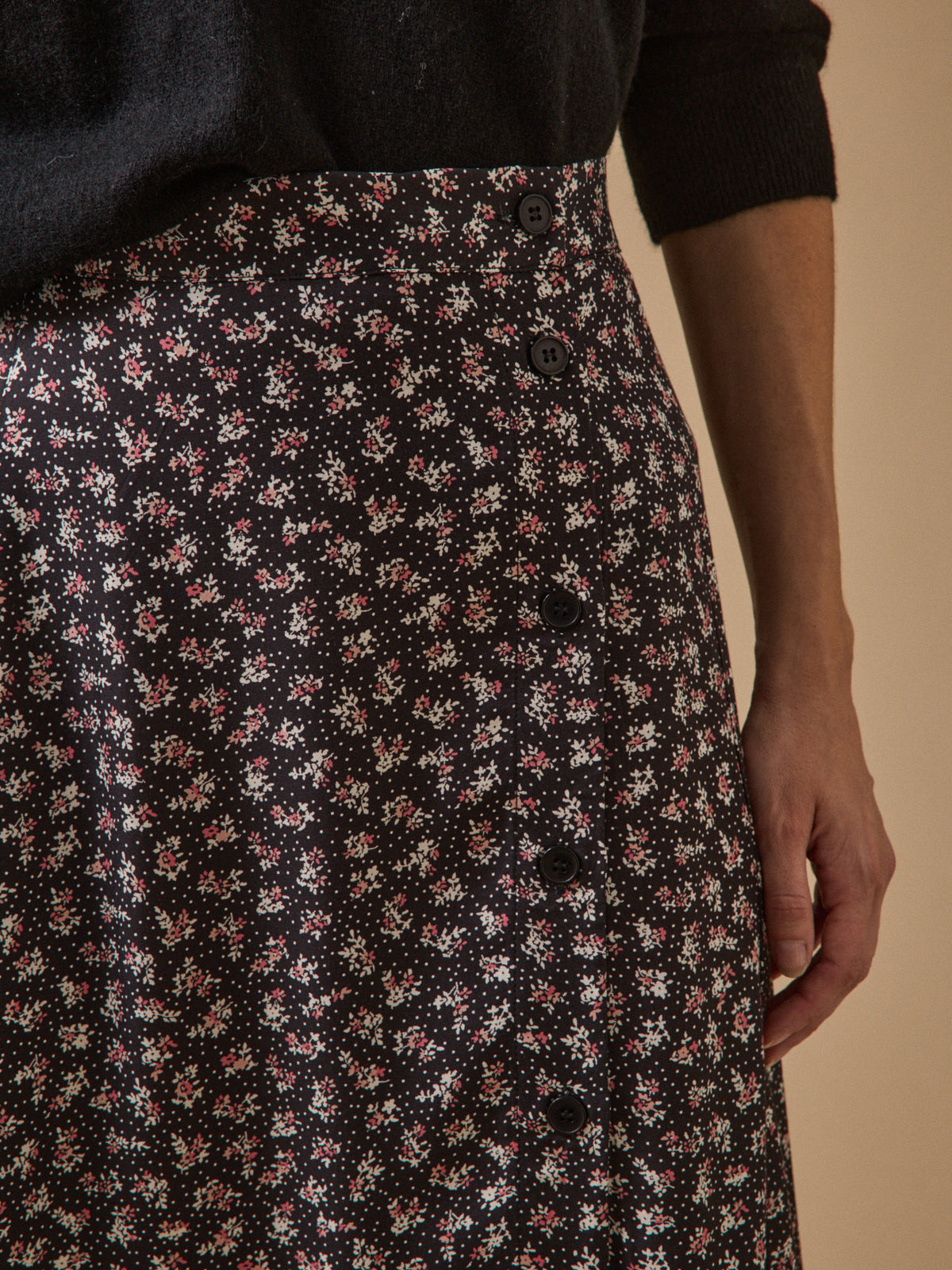 Halblanger Damenrock mit Konfetti-Blumen-Print