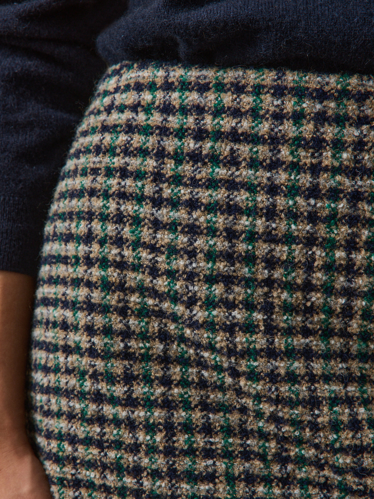 Kurzer Damenrock aus Tweed mit Karos