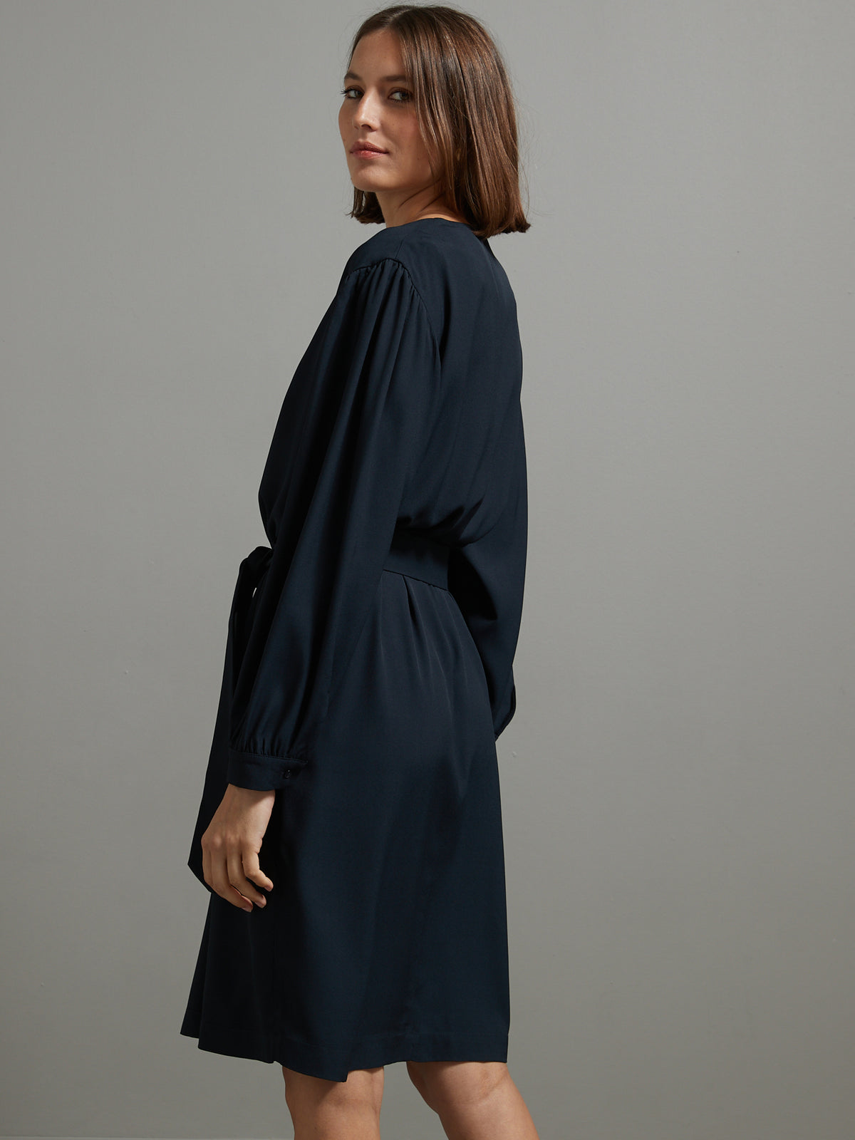 Kurzes Damenkleid aus einfarbigem Crêpe