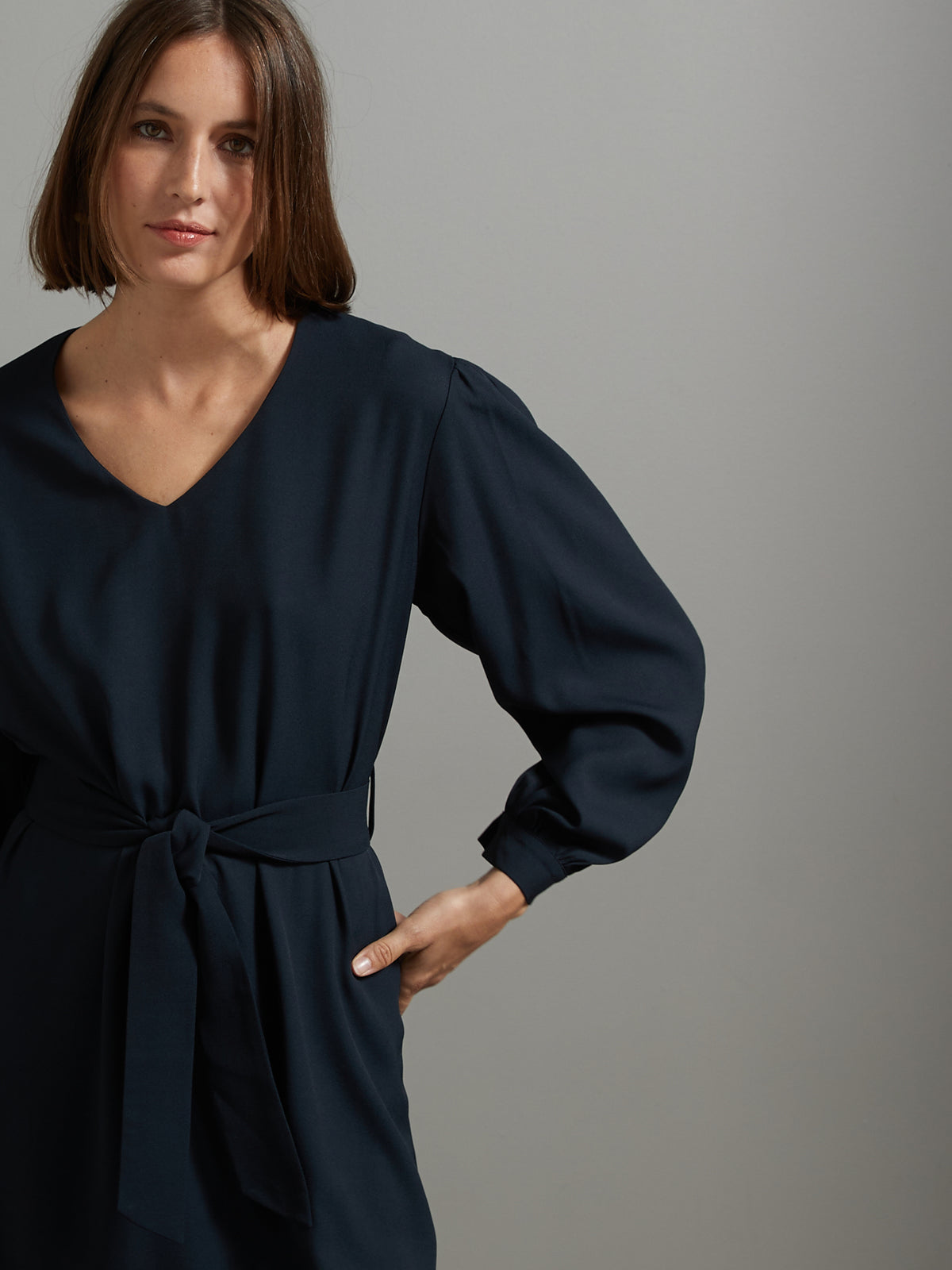 Kurzes Damenkleid aus einfarbigem Crêpe