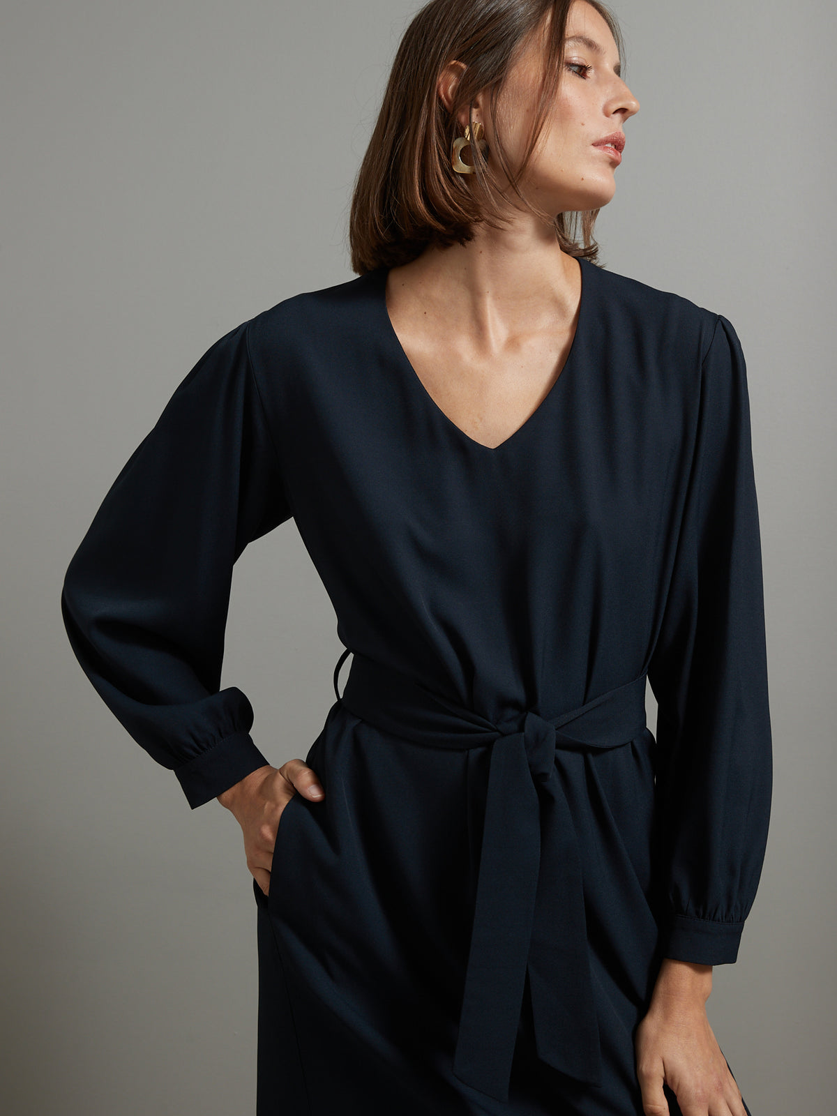 Kurzes Damenkleid aus einfarbigem Crêpe