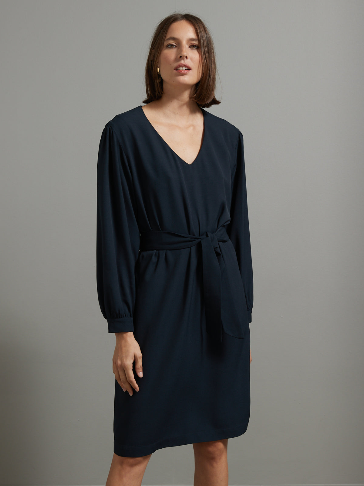 Kurzes Damenkleid aus einfarbigem Crêpe