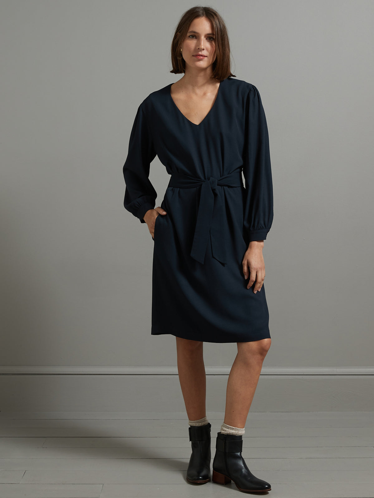 Kurzes Damenkleid aus einfarbigem Crêpe