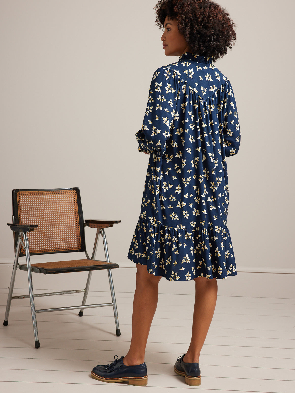 Kurzes Damenkleid aus Dobby-Viskose mit Isabel-Print