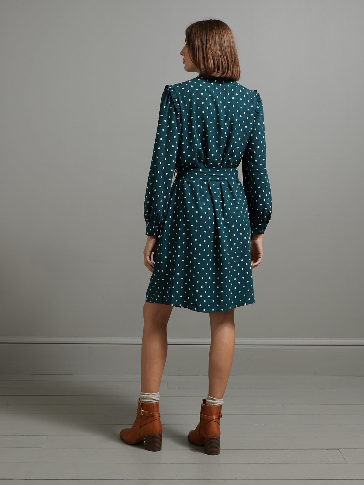 Kurzes Damenkleid aus Dobby-Viskose mit Tupfen