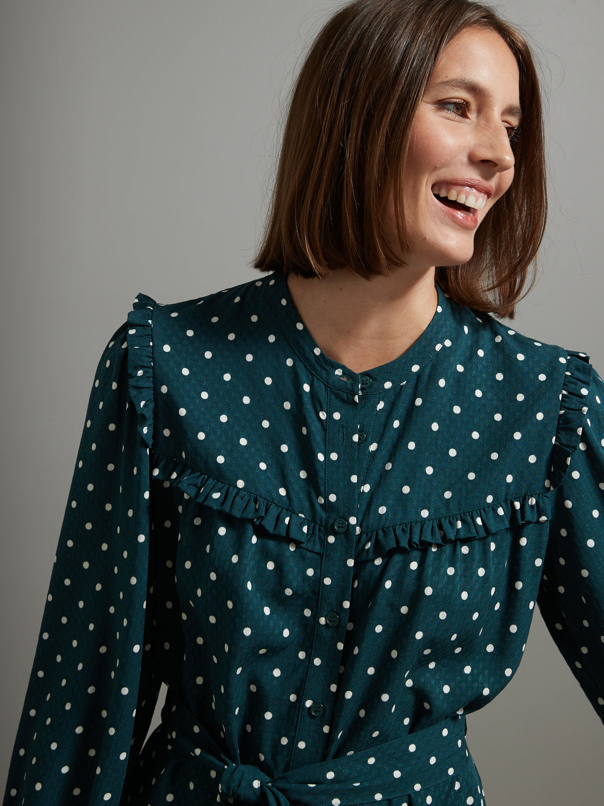 Kurzes Damenkleid aus Dobby-Viskose mit Tupfen