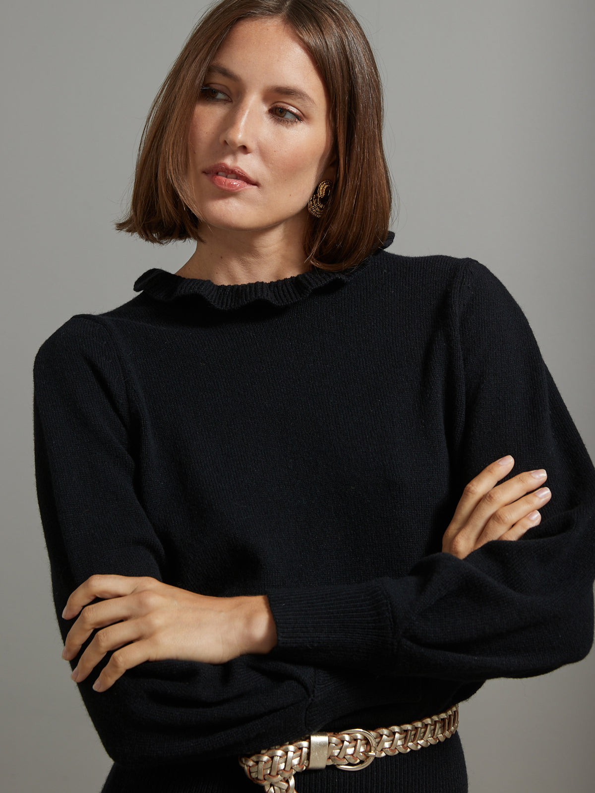 Schwarzes Damen-Strickkleid mit Rüschenkragen