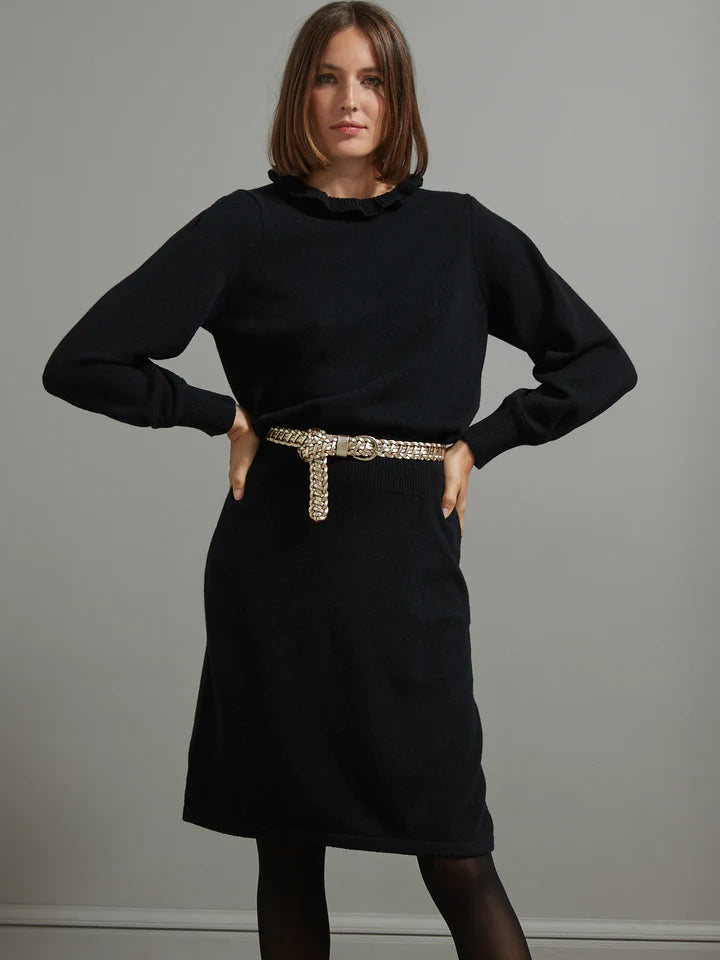 Schwarzes Damen-Strickkleid mit Rüschenkragen