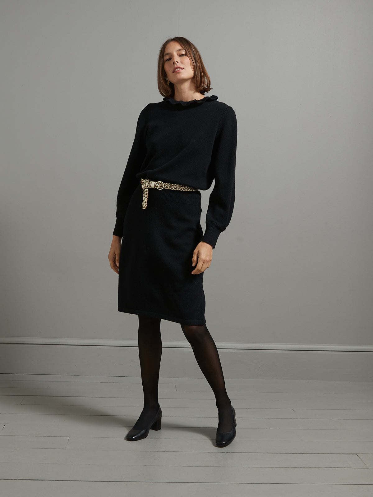 Schwarzes Damen-Strickkleid mit Rüschenkragen