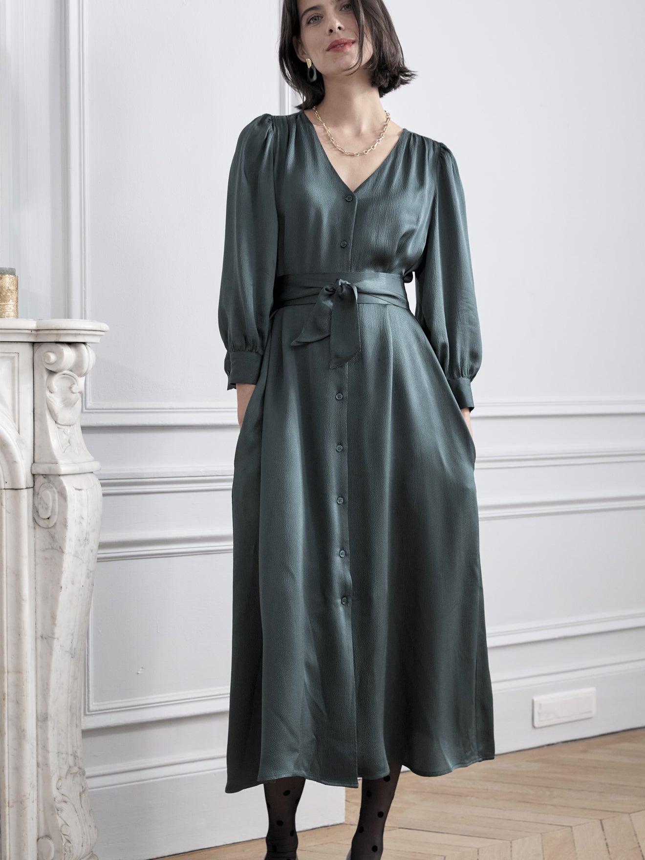 Langes und geknöpftes Damenkleid aus einfarbigem Seersucker
