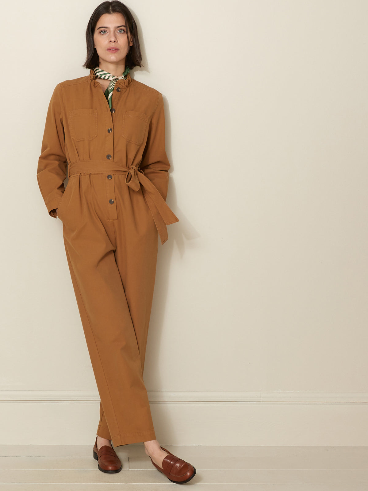 Damen-Jumpsuit mit Rüschenkragen