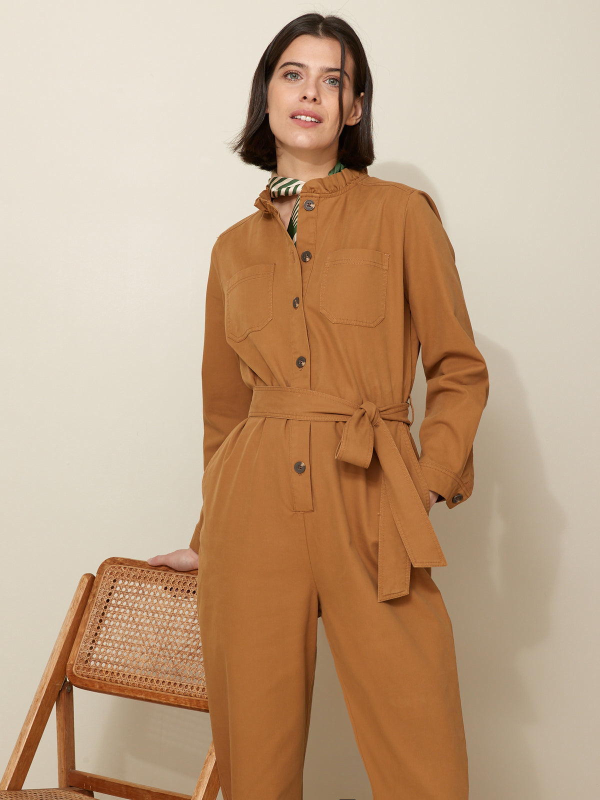 Damen-Jumpsuit mit Rüschenkragen