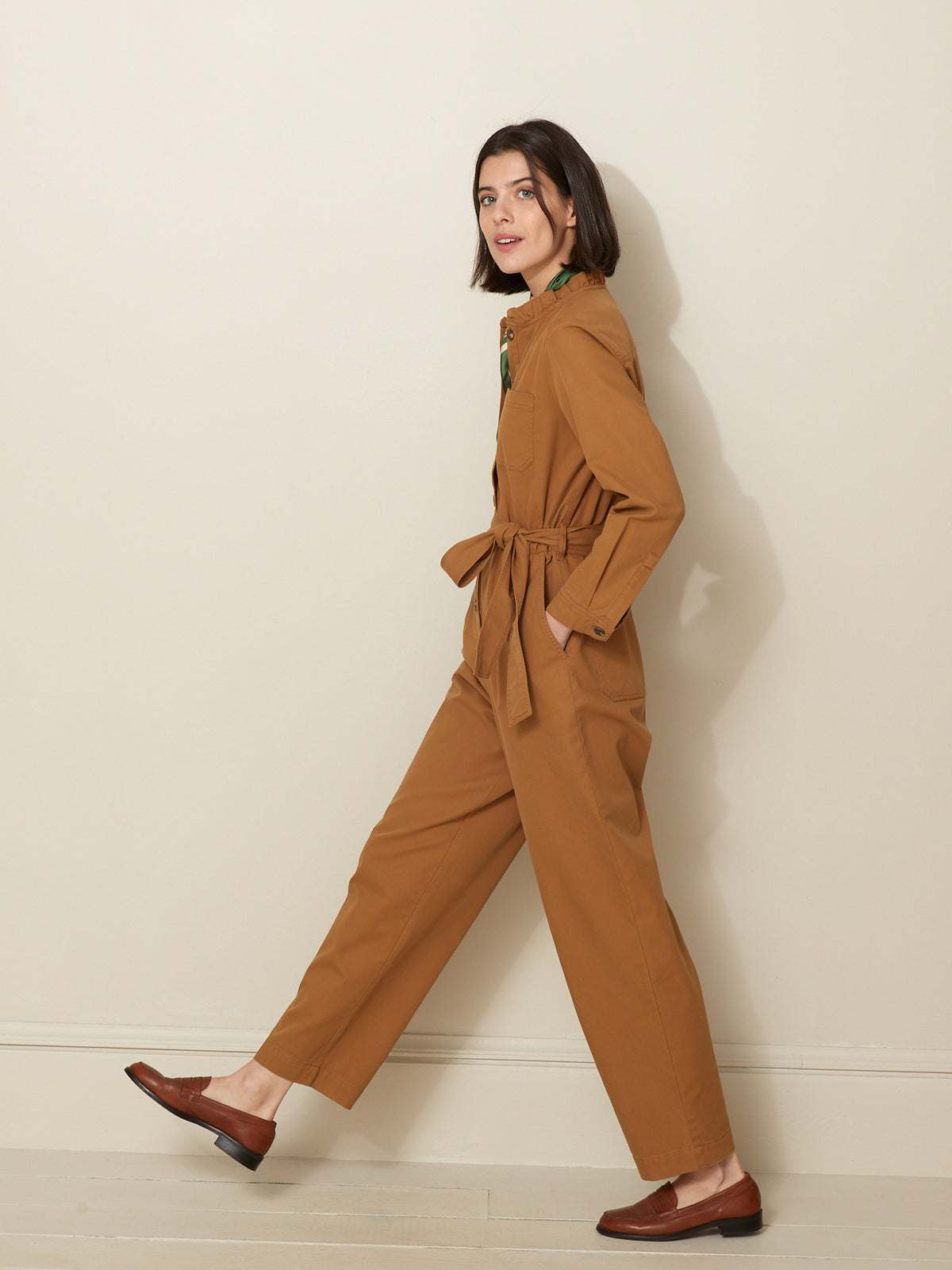 Damen-Jumpsuit mit Rüschenkragen