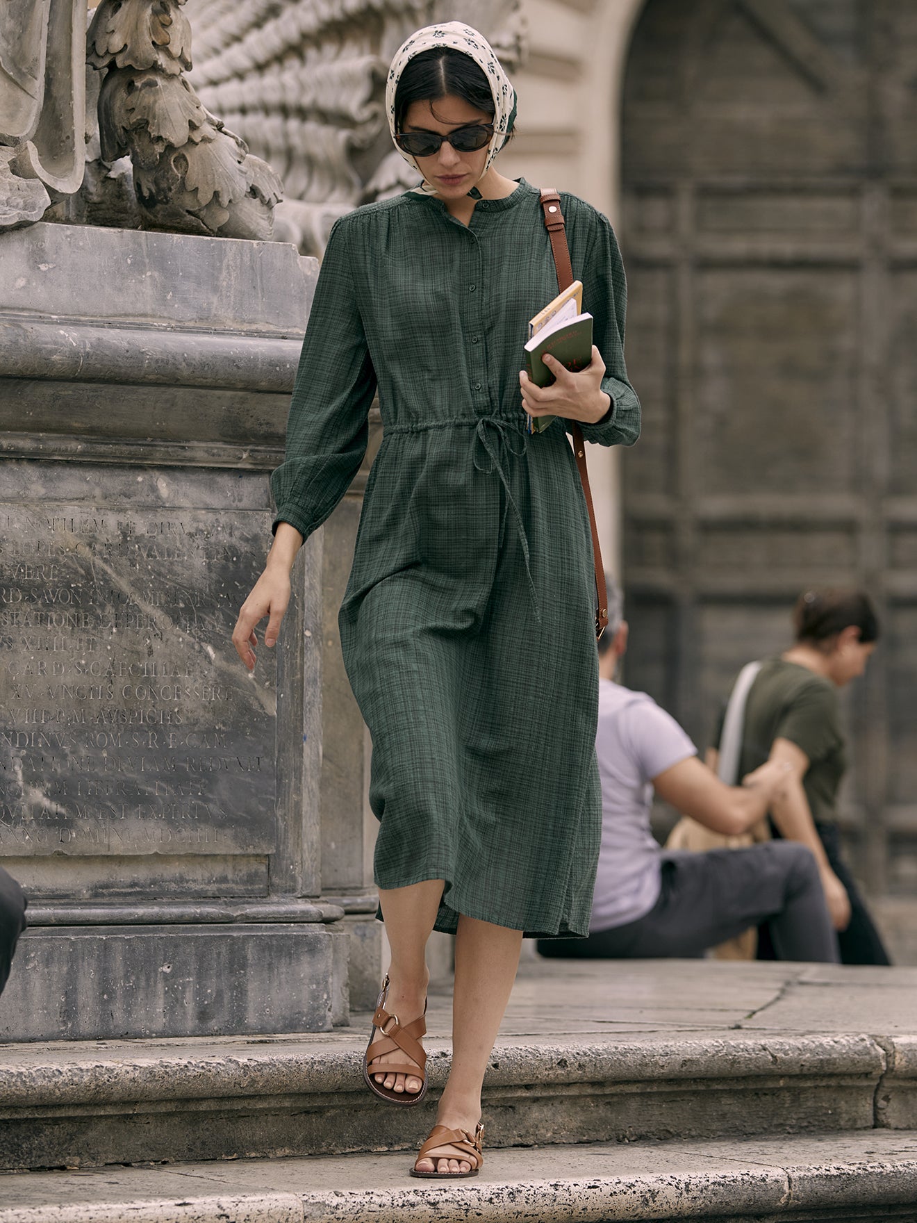 Langes Damenkleid aus Krepp