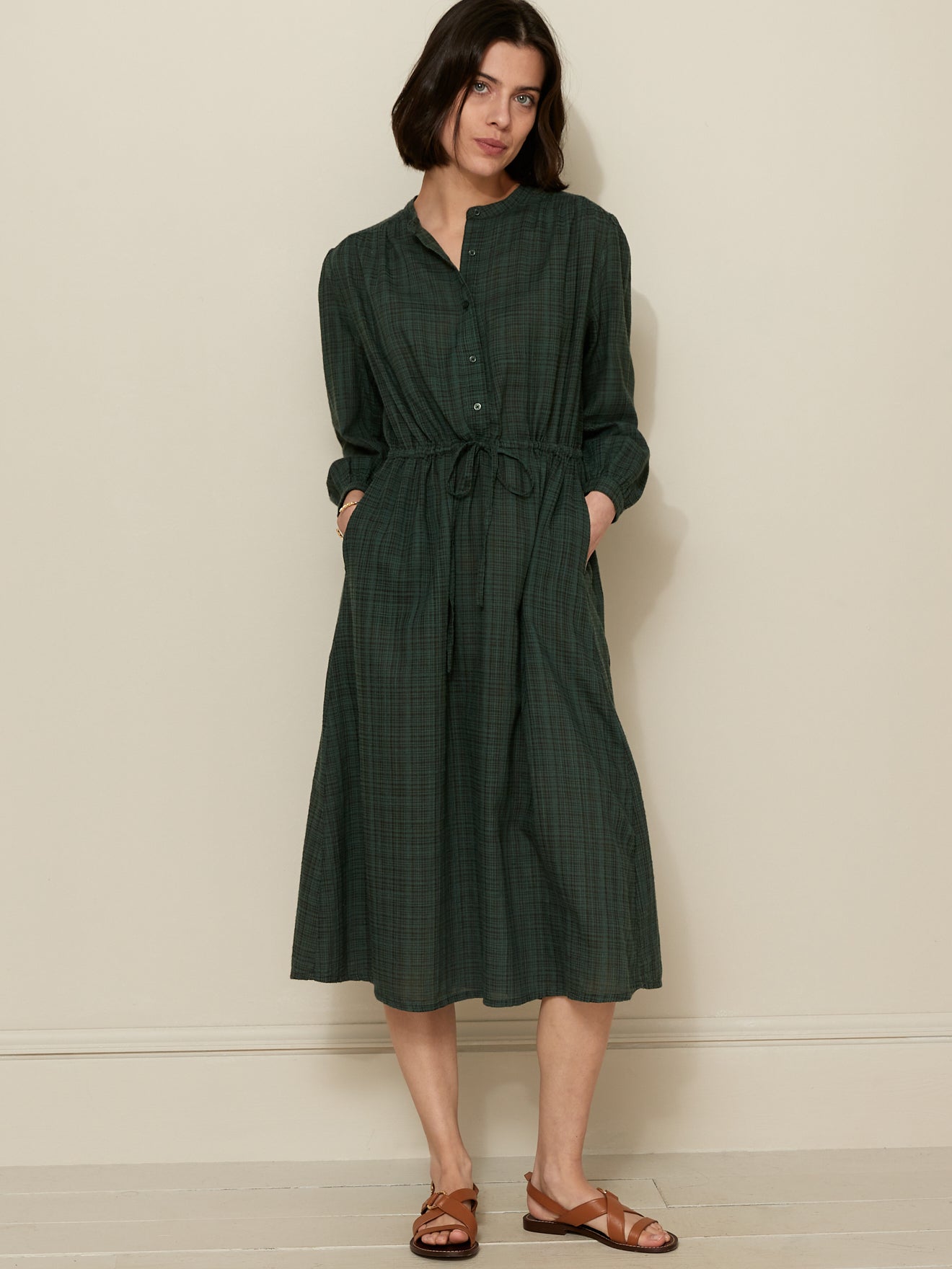 Langes Damenkleid aus Krepp