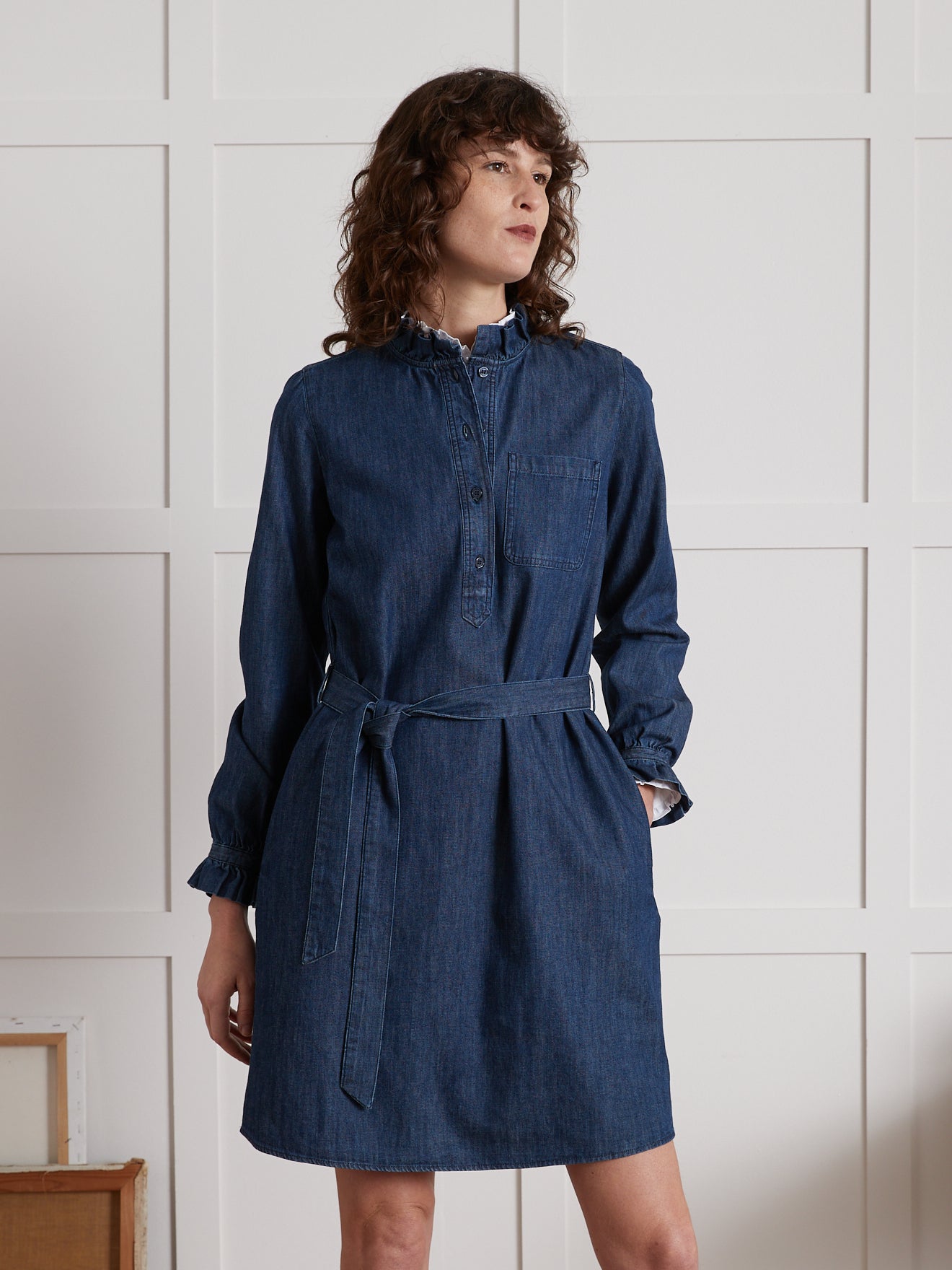 Kurzes Damenkleid aus Chambray mit Volants am Halsausschnitt