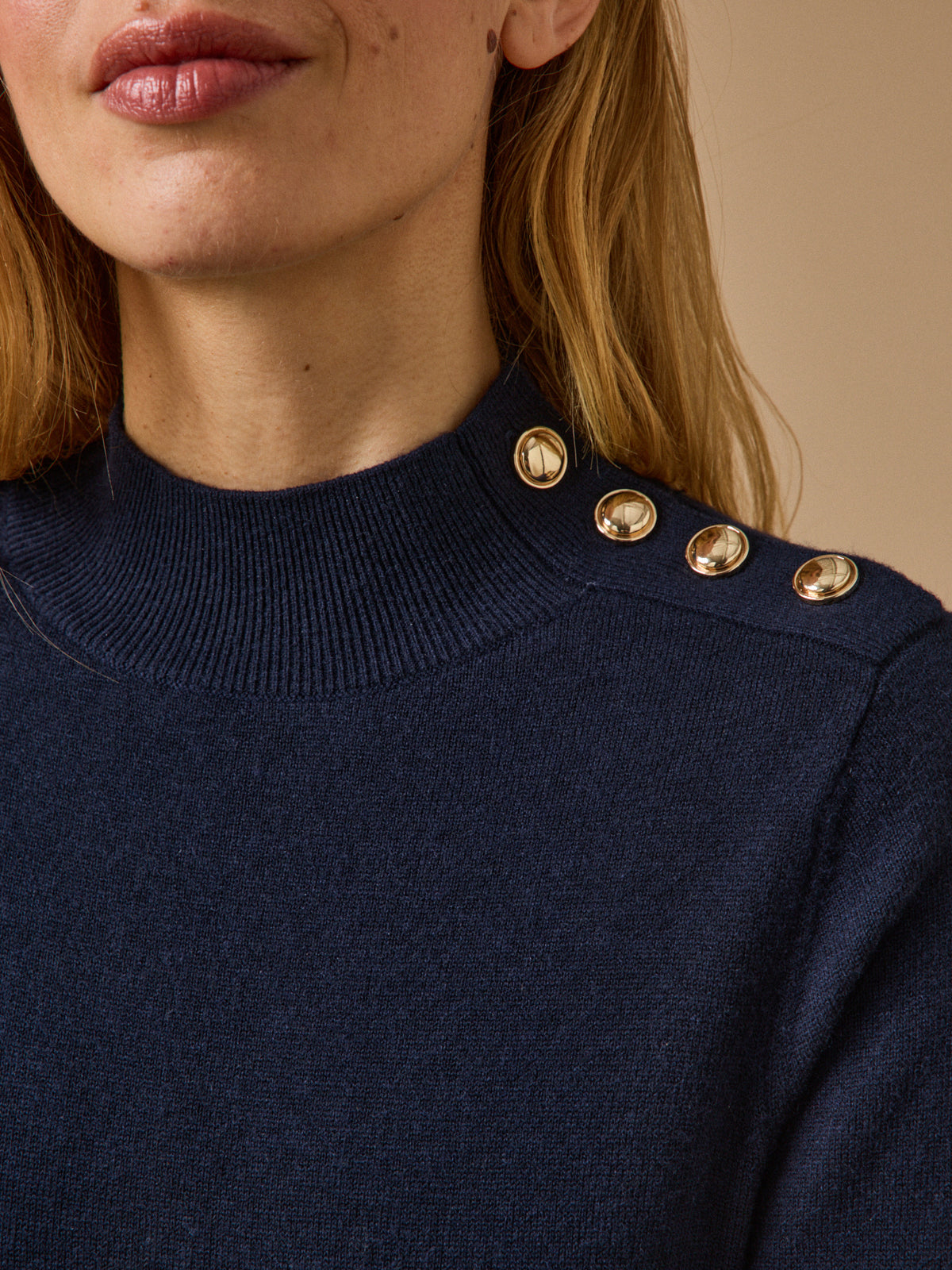 Damen-Pulloverkleid mit Stehkragen und goldfarbenen Knöpfen