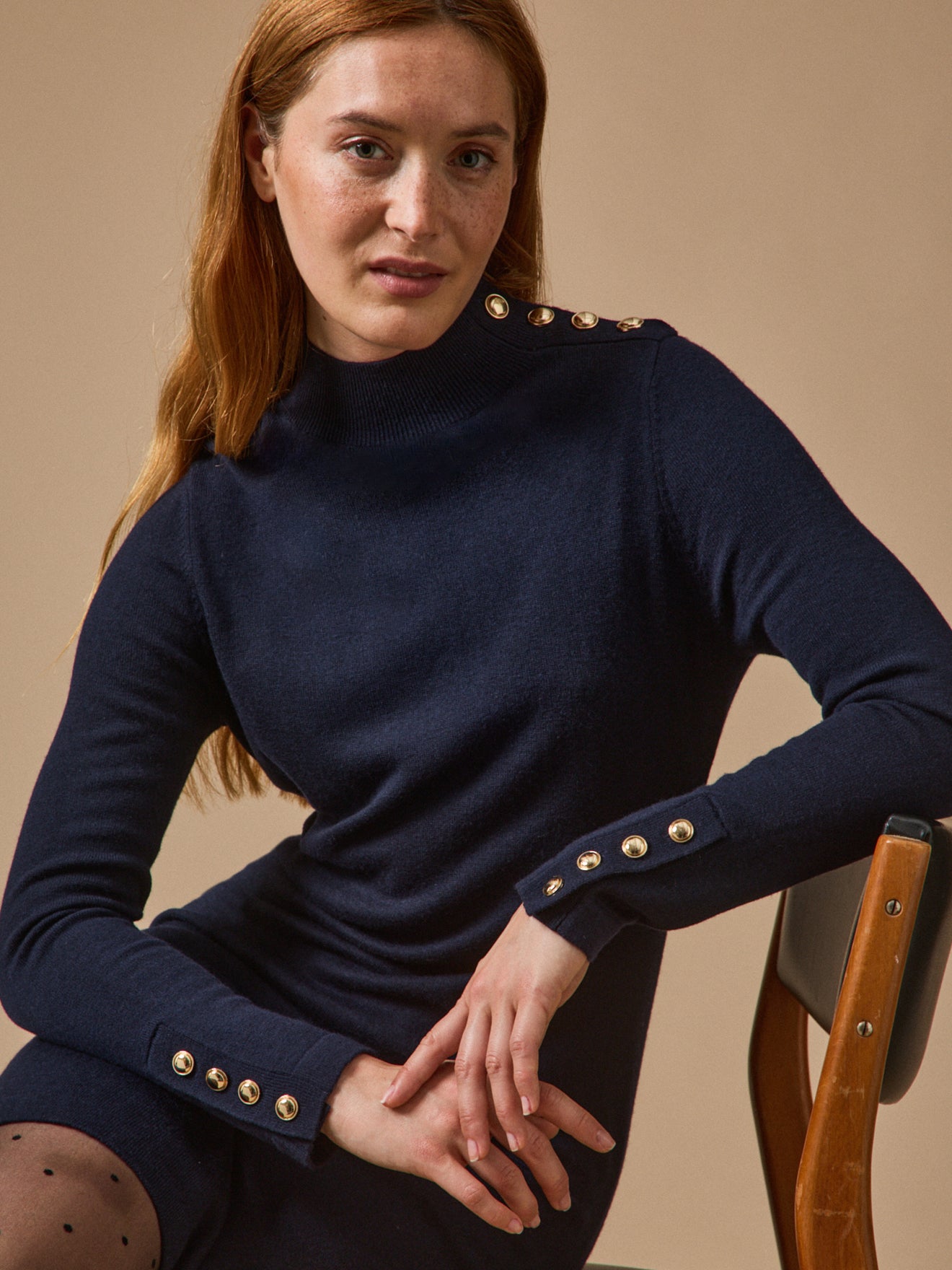 Damen-Pulloverkleid mit Stehkragen und goldfarbenen Knöpfen
