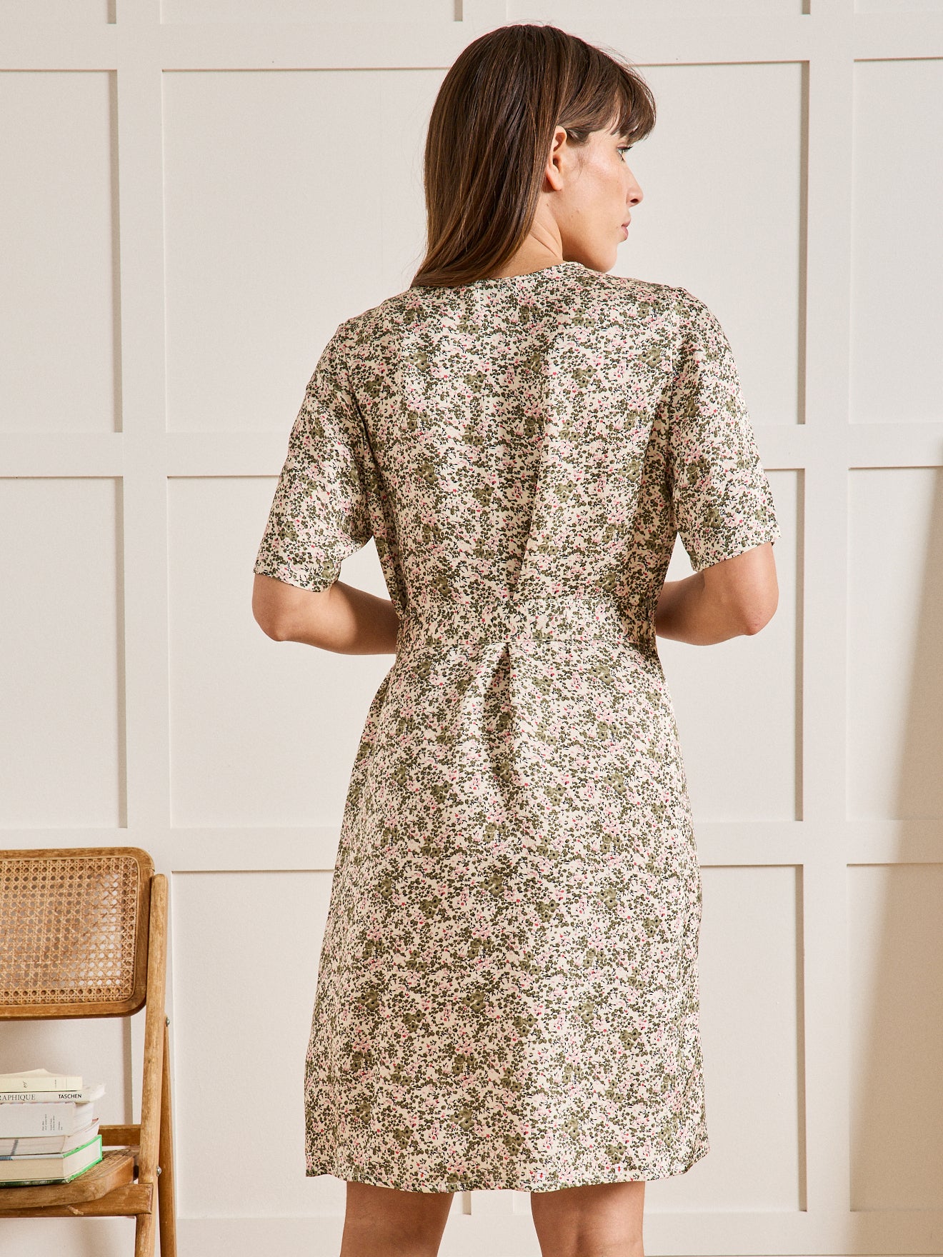 Kurzes Damen-Wickelkleid mit Nina-Print