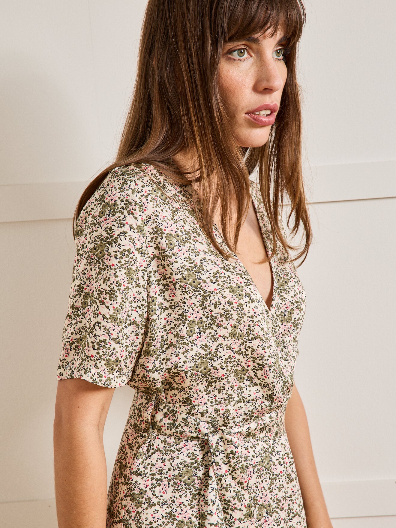 Kurzes Damen-Wickelkleid mit Nina-Print