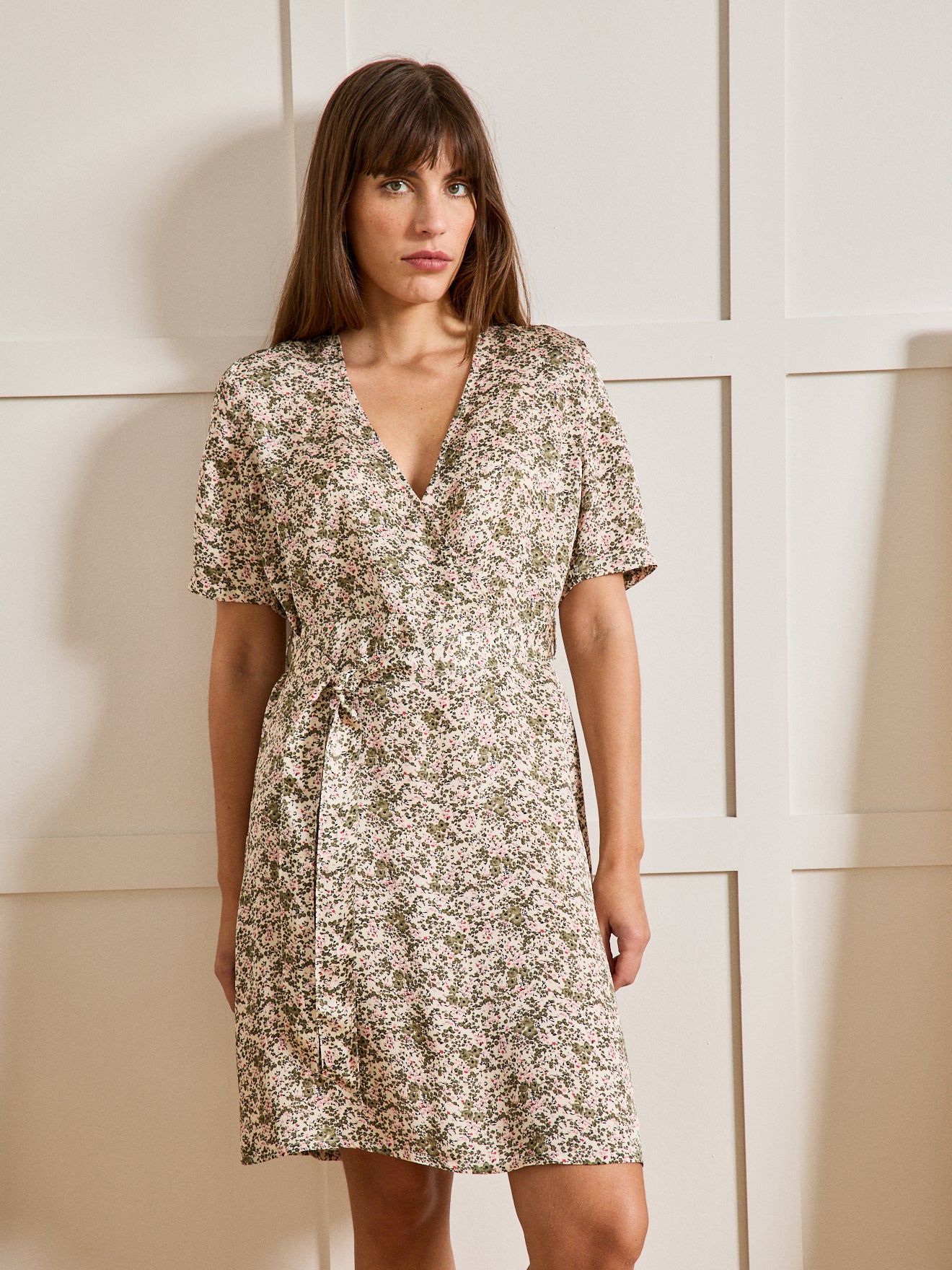 Kurzes Damen-Wickelkleid mit Nina-Print