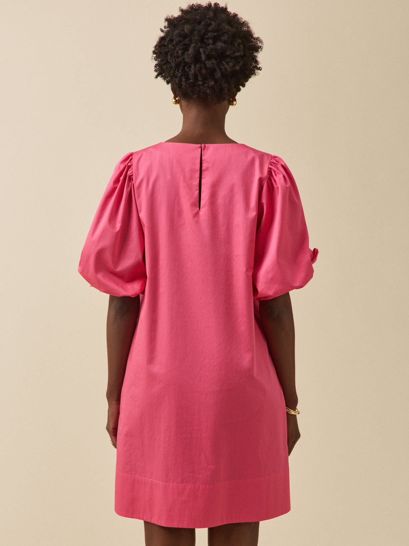 Kurzes Festkleid aus satinierter Popeline