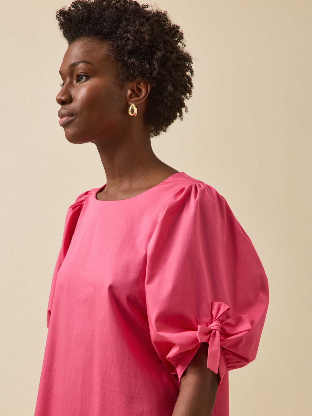 Kurzes Festkleid aus satinierter Popeline