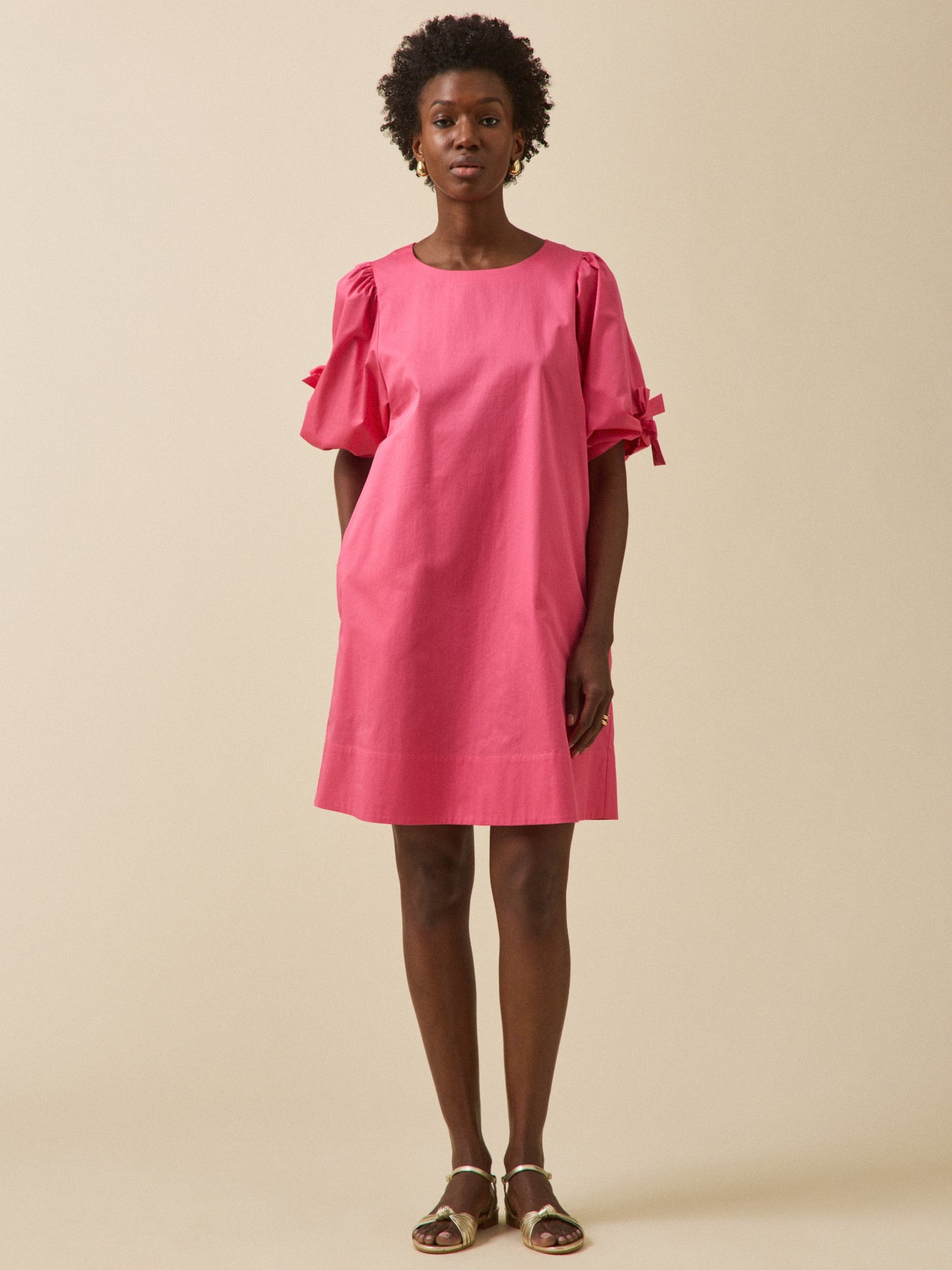 Kurzes Festkleid aus satinierter Popeline