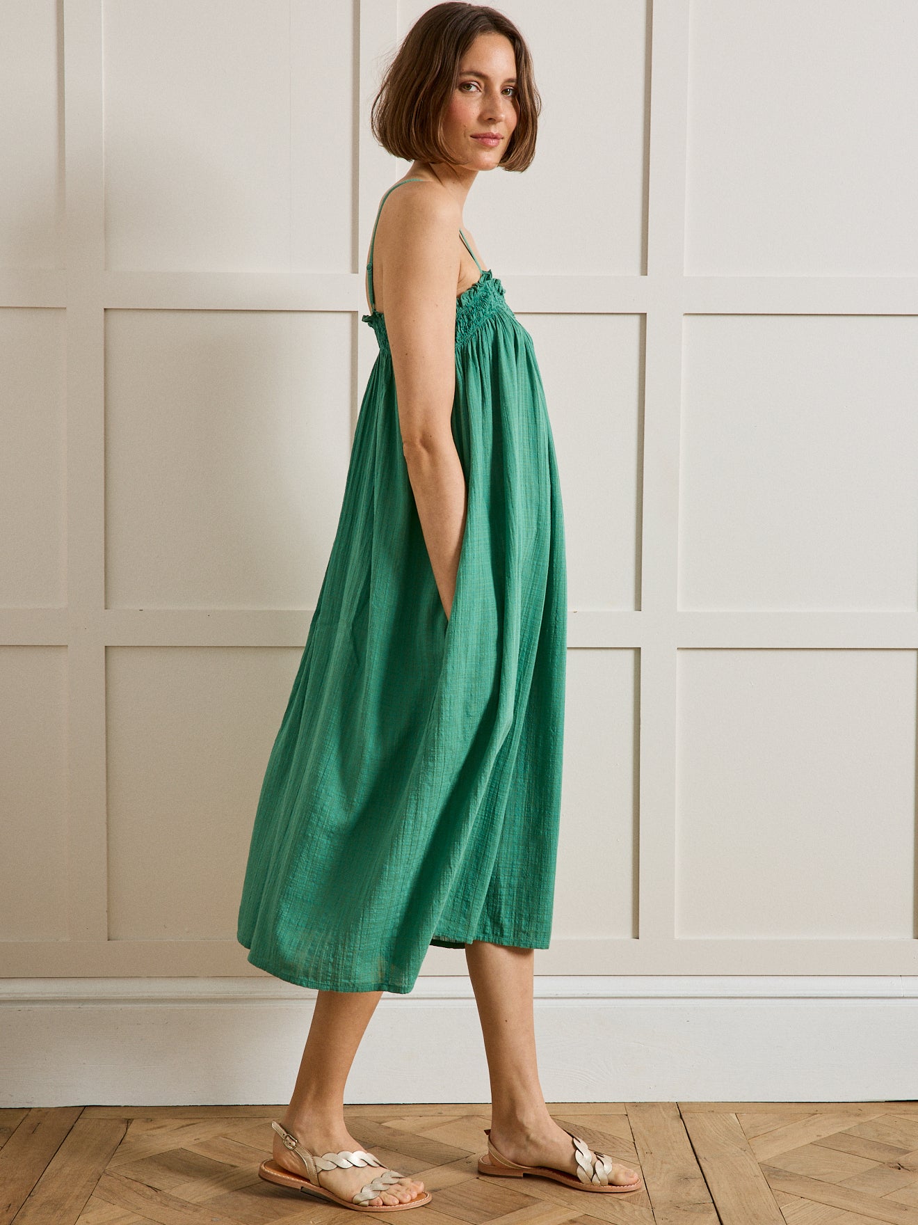 Einfarbiges Damenkleid mit Trägern aus Crêpe