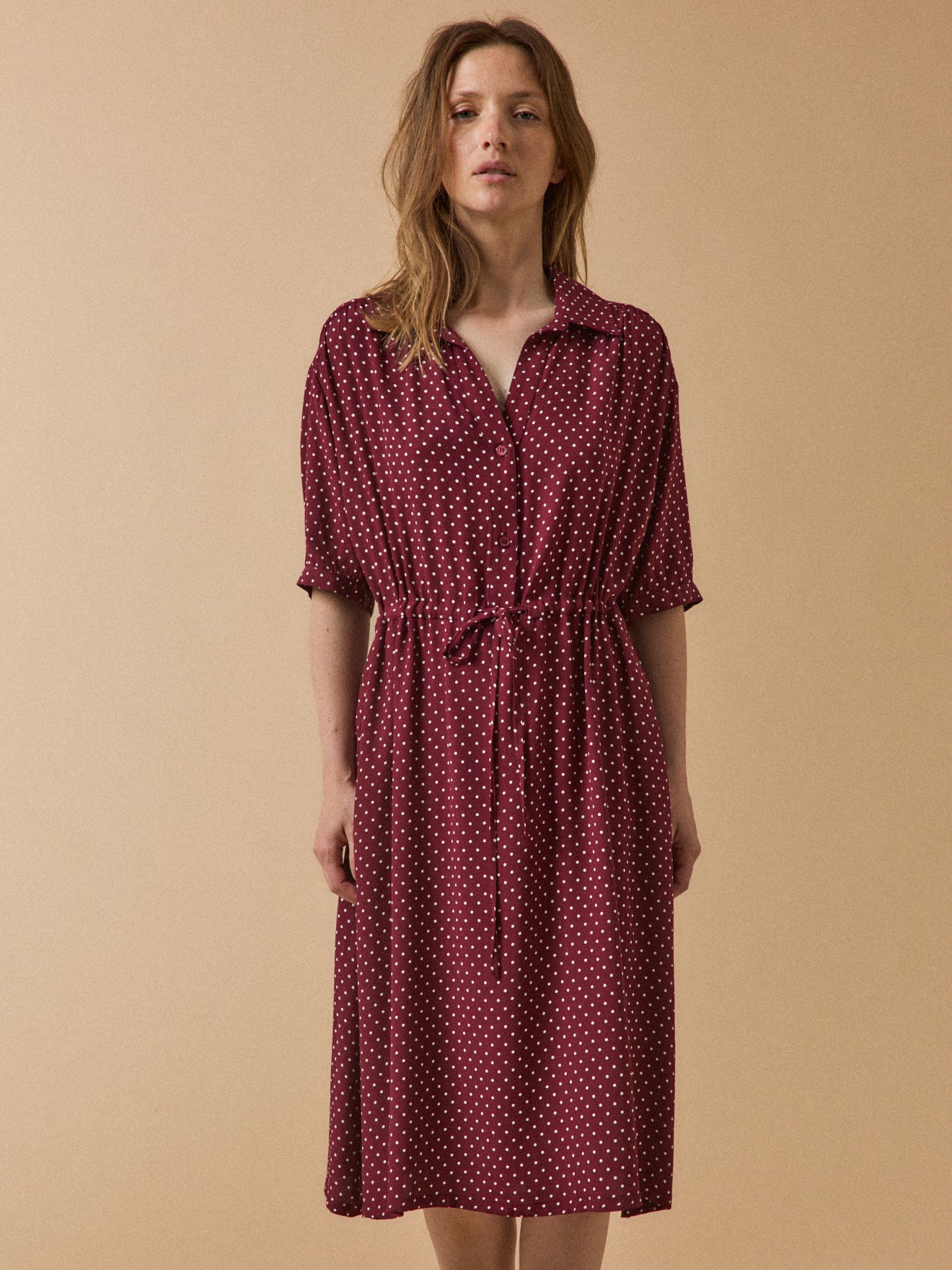 Halblanges Retro-Damenkleid mit Tupfen