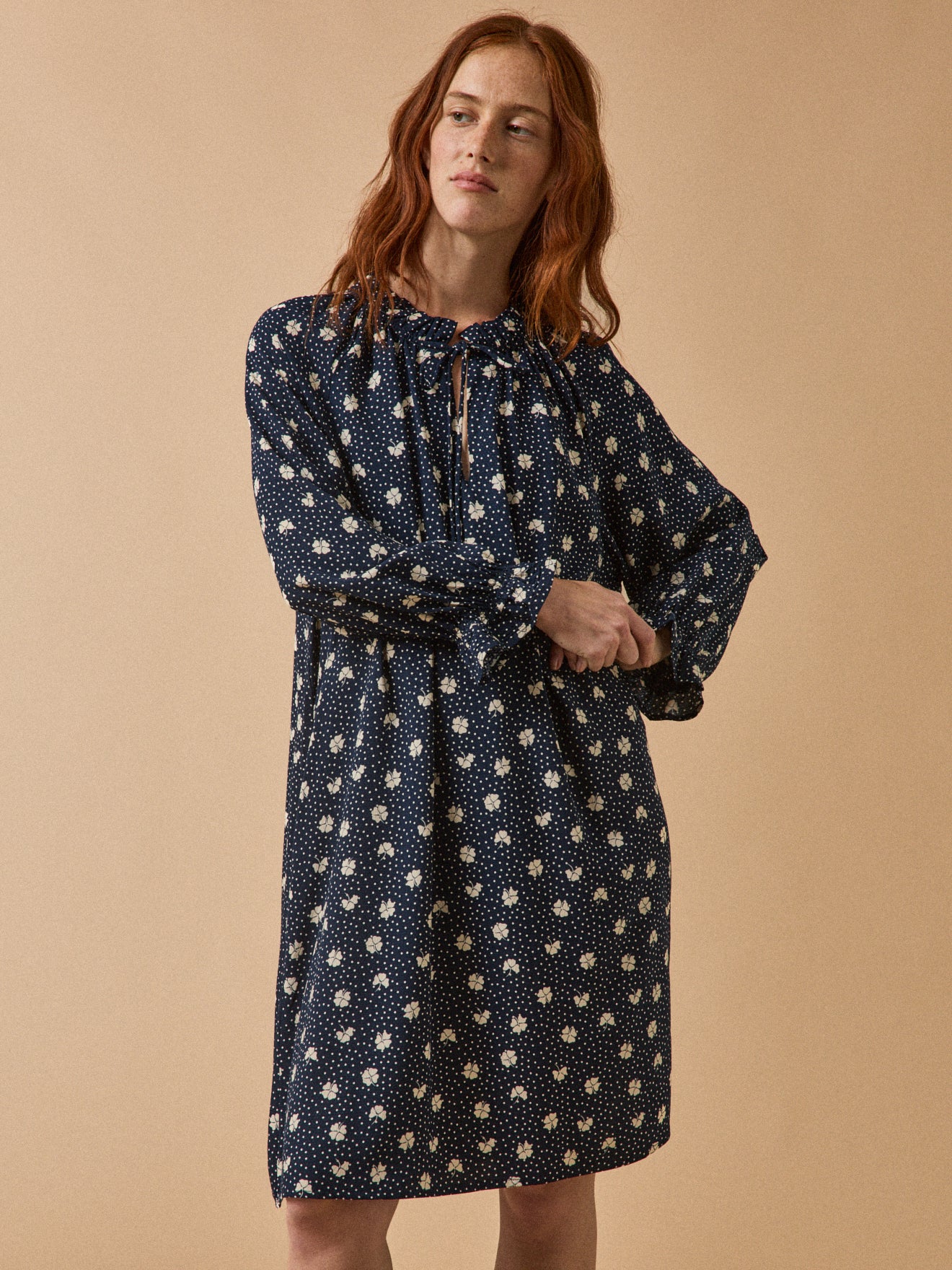 Kurzes Damen-Etuikleid aus Dobby-Viskose mit Kleedruck