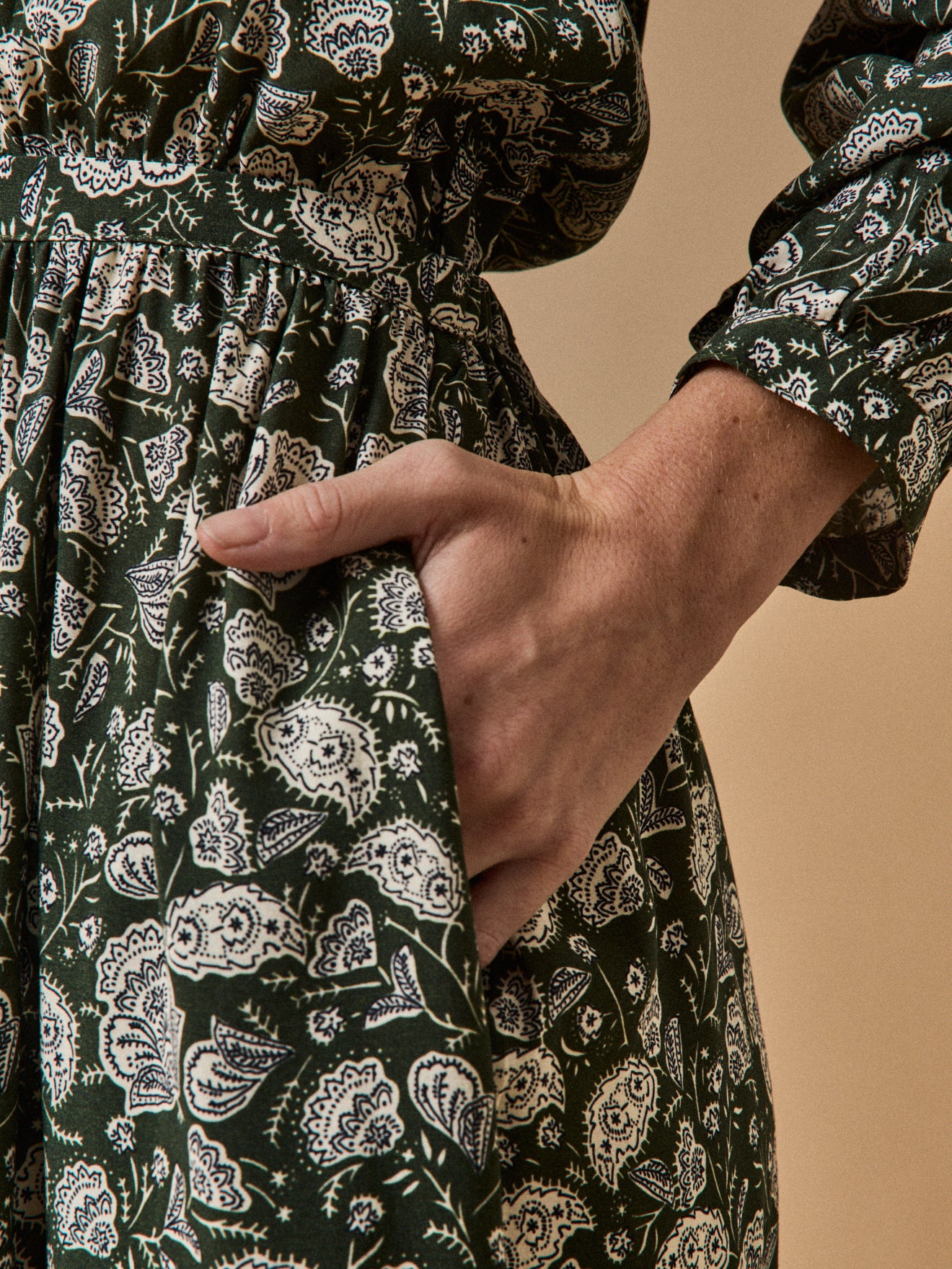 Halblanges Damenkleid mit Lilith-Print