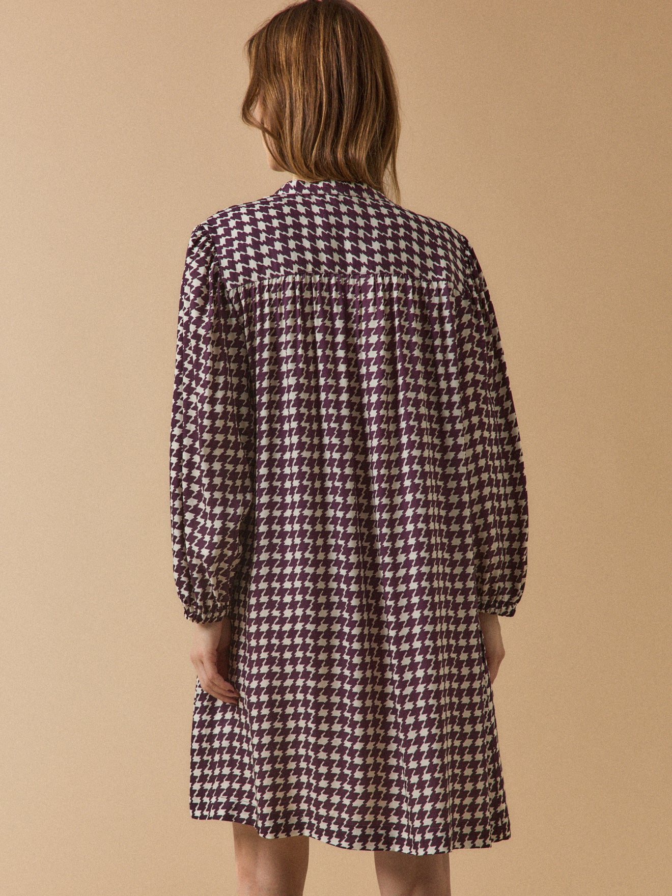 Kurzes Damenkleid mit Hahnentrittmuster