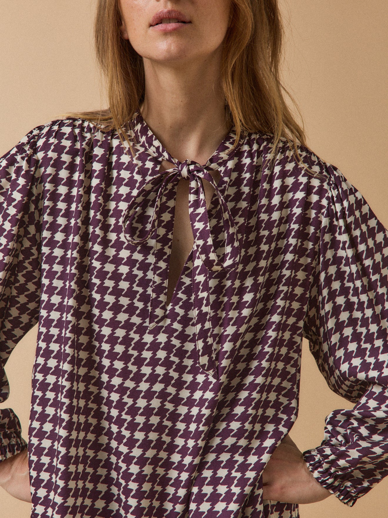 Kurzes Damenkleid mit Hahnentrittmuster