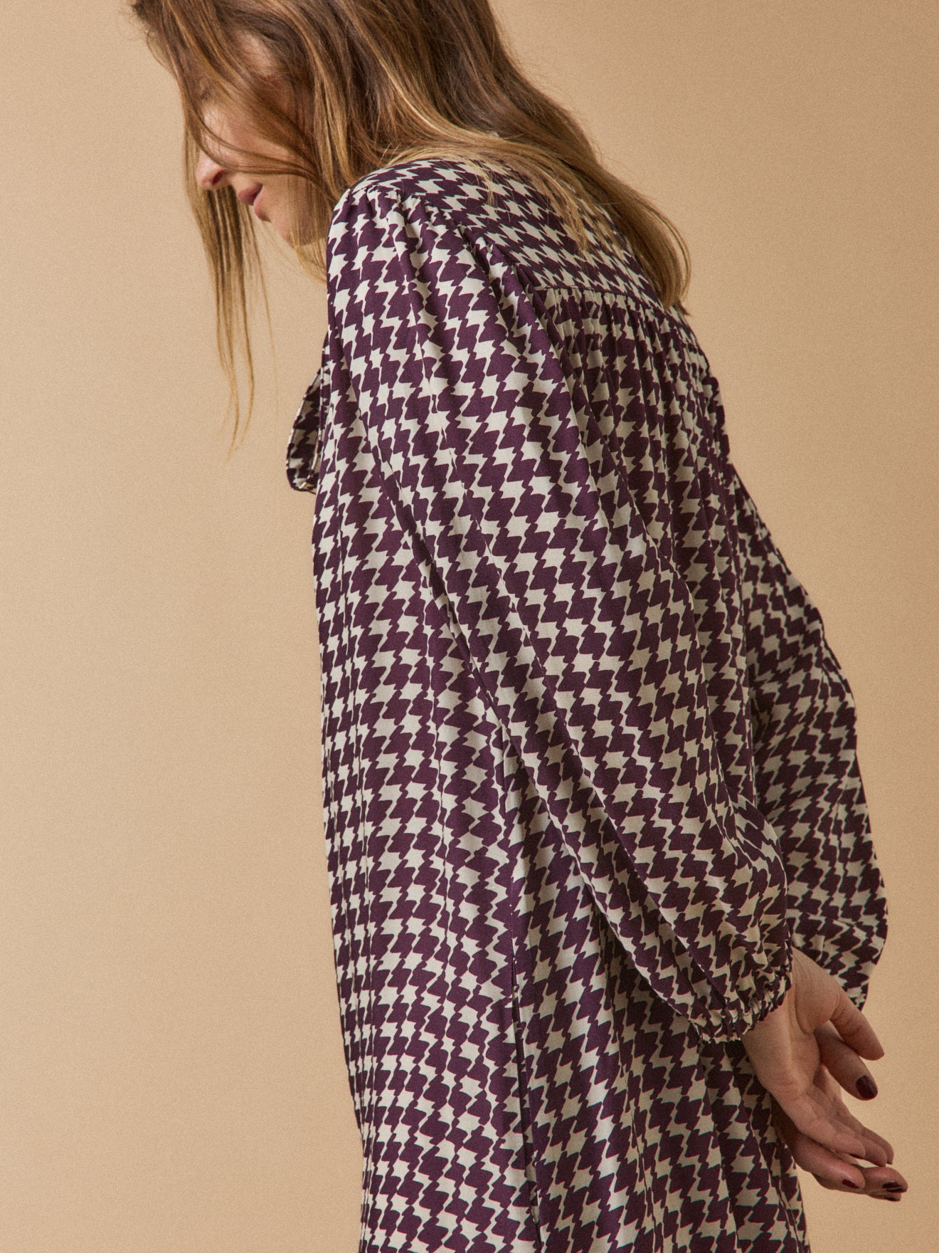 Kurzes Damenkleid mit Hahnentrittmuster