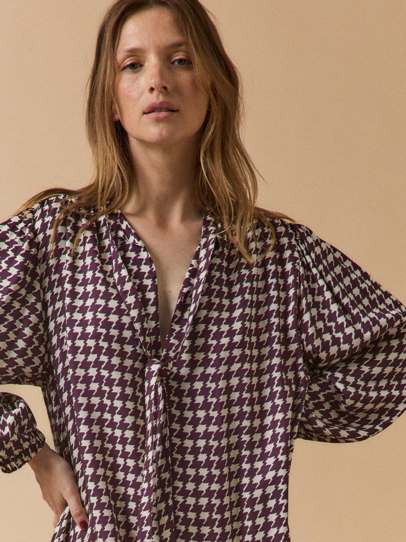 Kurzes Damenkleid mit Hahnentrittmuster