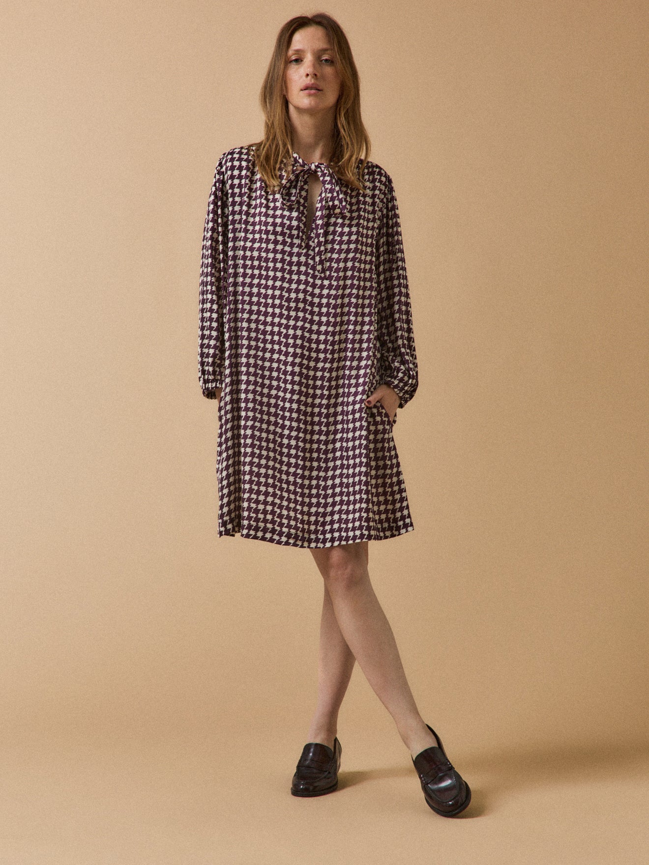 Kurzes Damenkleid mit Hahnentrittmuster