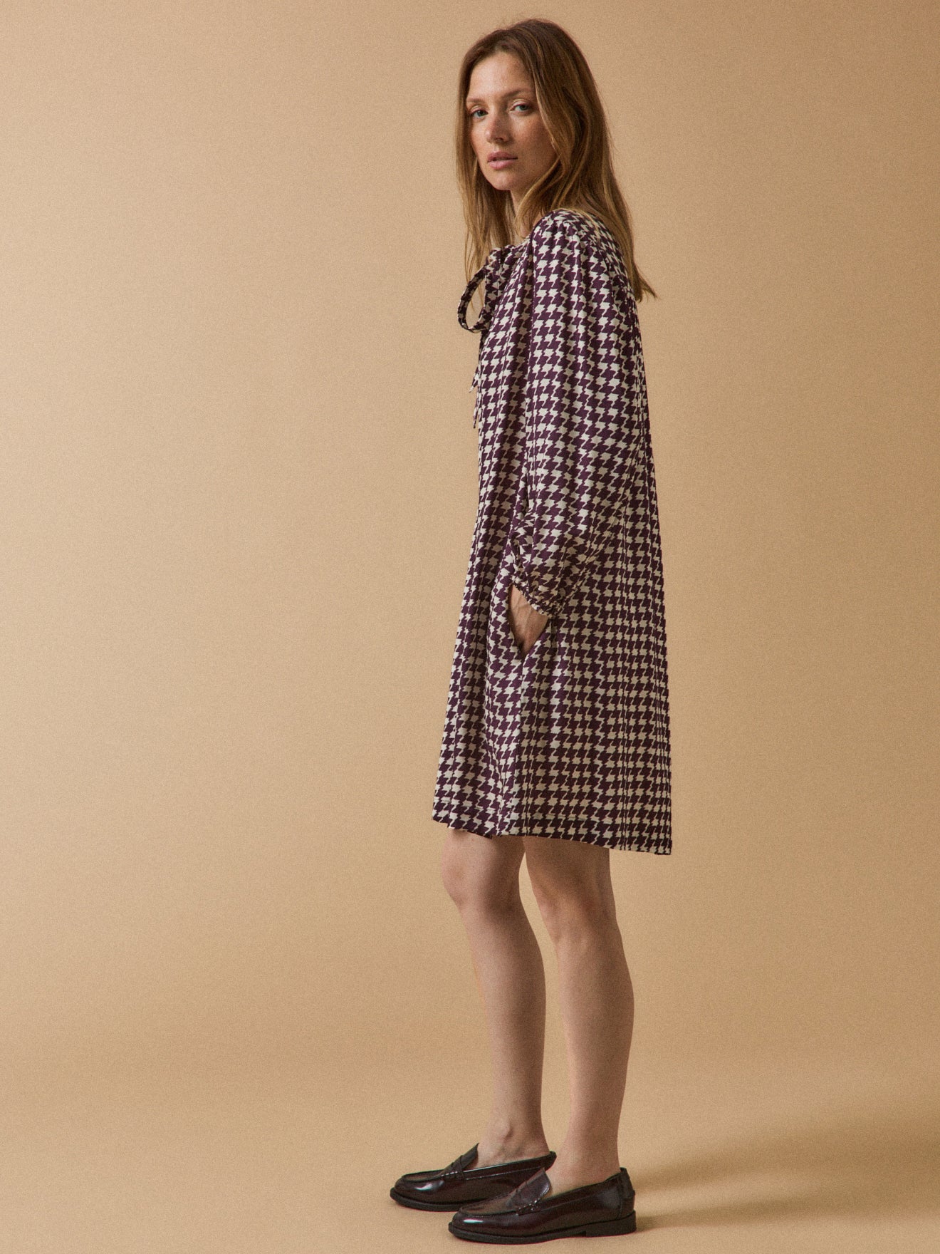 Kurzes Damenkleid mit Hahnentrittmuster