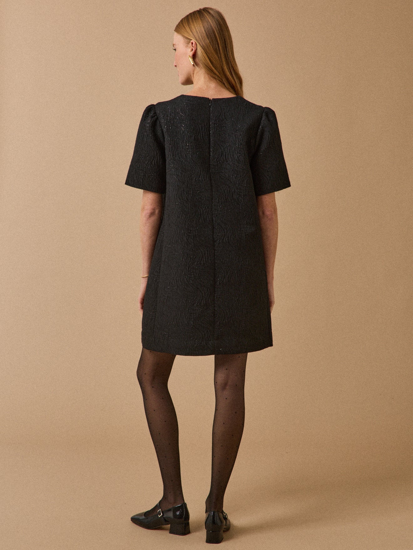 Kurzes Damenkleid mit Jacquard