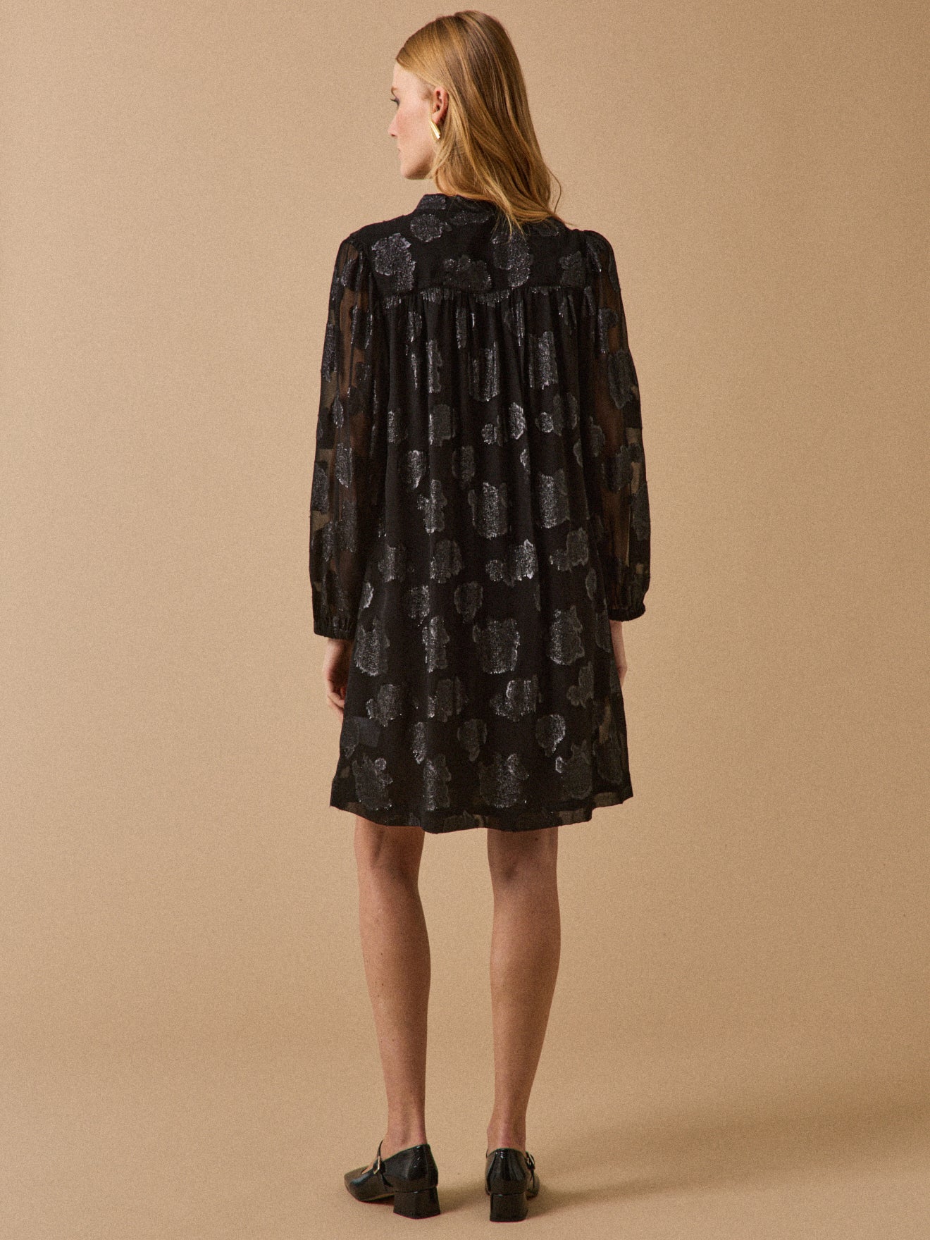 Kurzes Damenkleid aus Jacquard-Voile