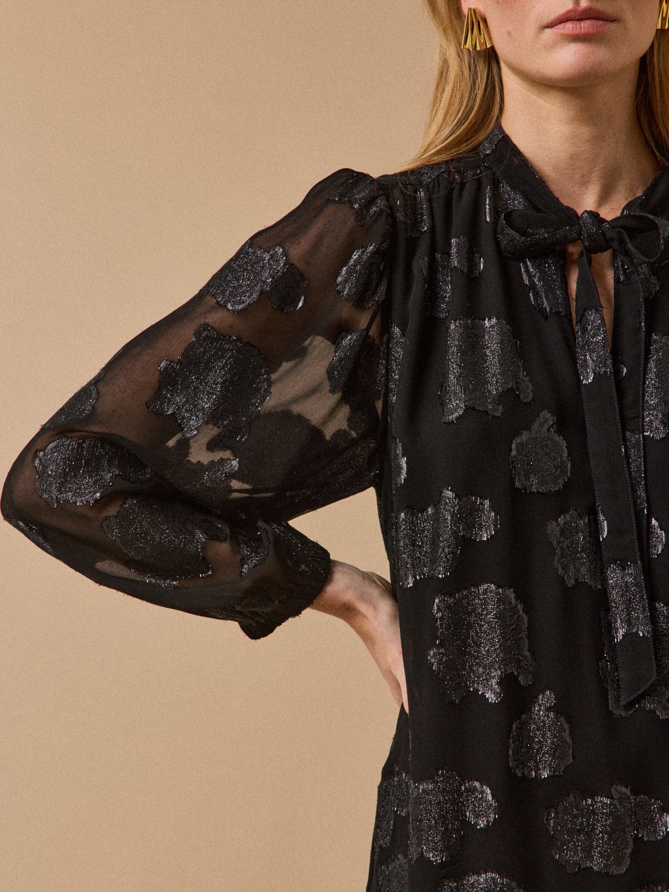 Kurzes Damenkleid aus Jacquard-Voile