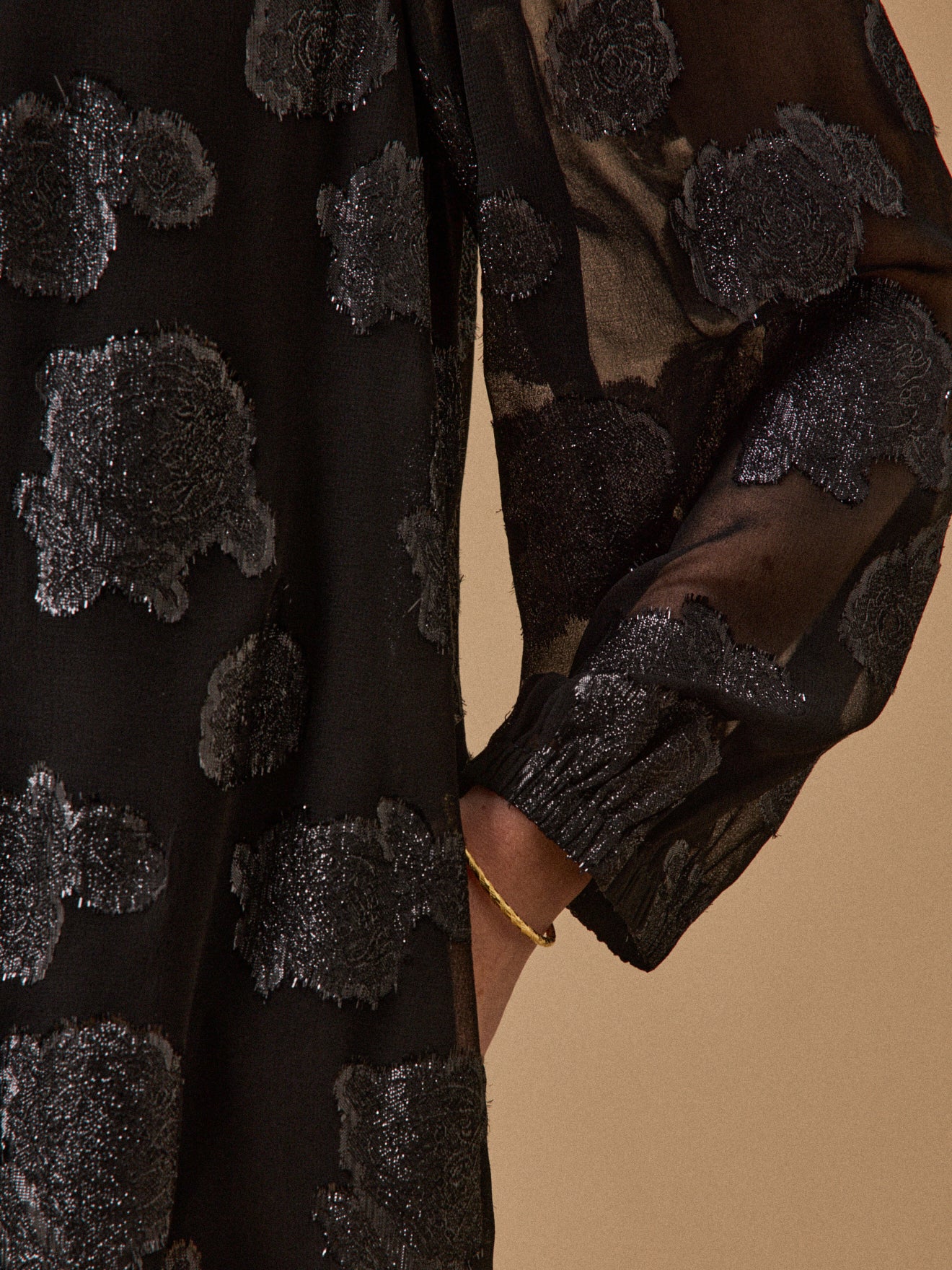 Kurzes Damenkleid aus Jacquard-Voile