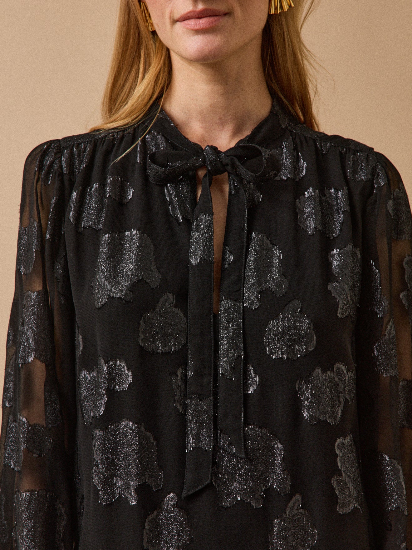 Kurzes Damenkleid aus Jacquard-Voile