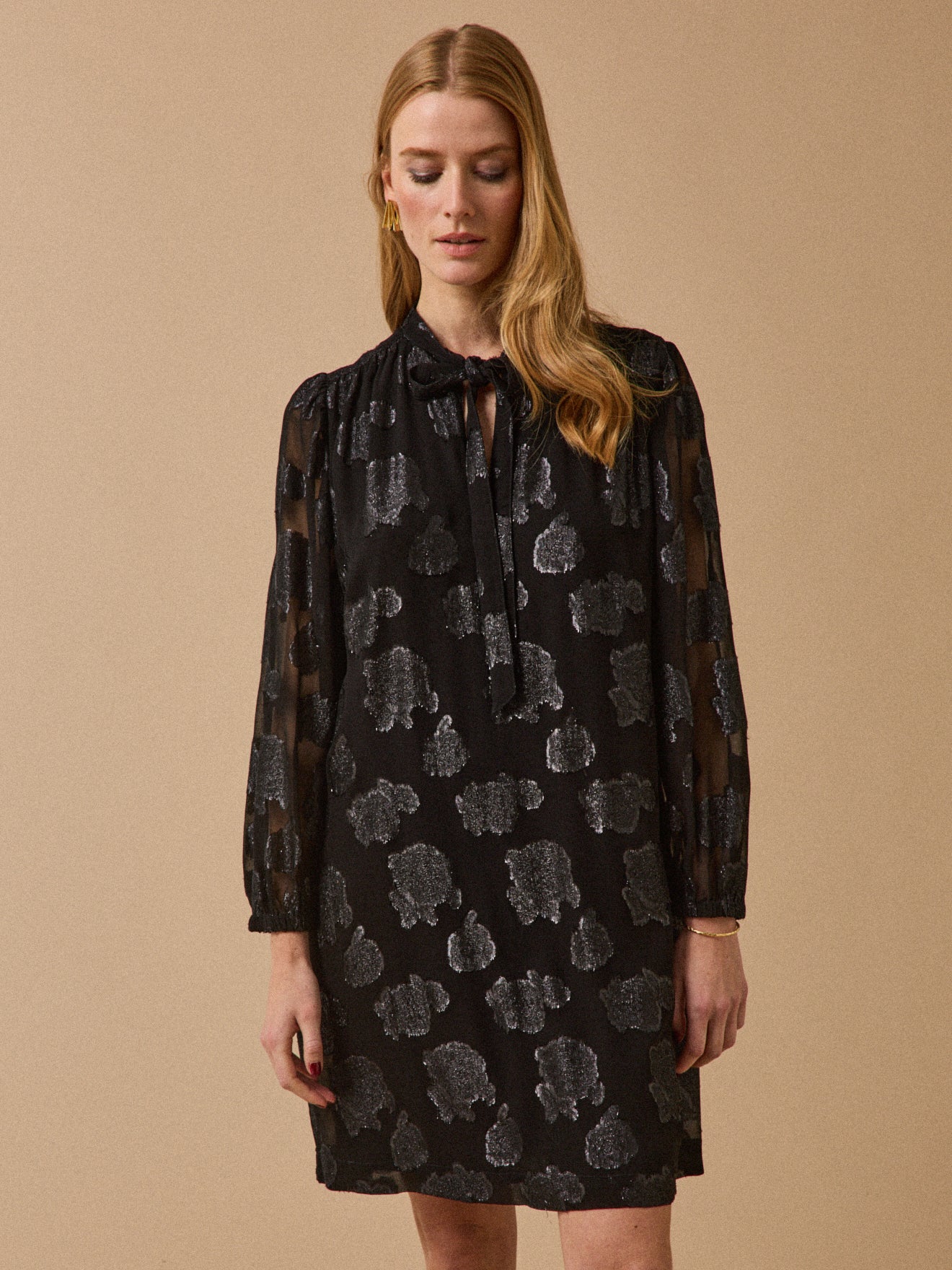 Kurzes Damenkleid aus Jacquard-Voile