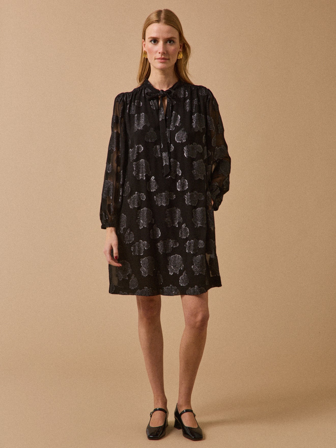 Kurzes Damenkleid aus Jacquard-Voile