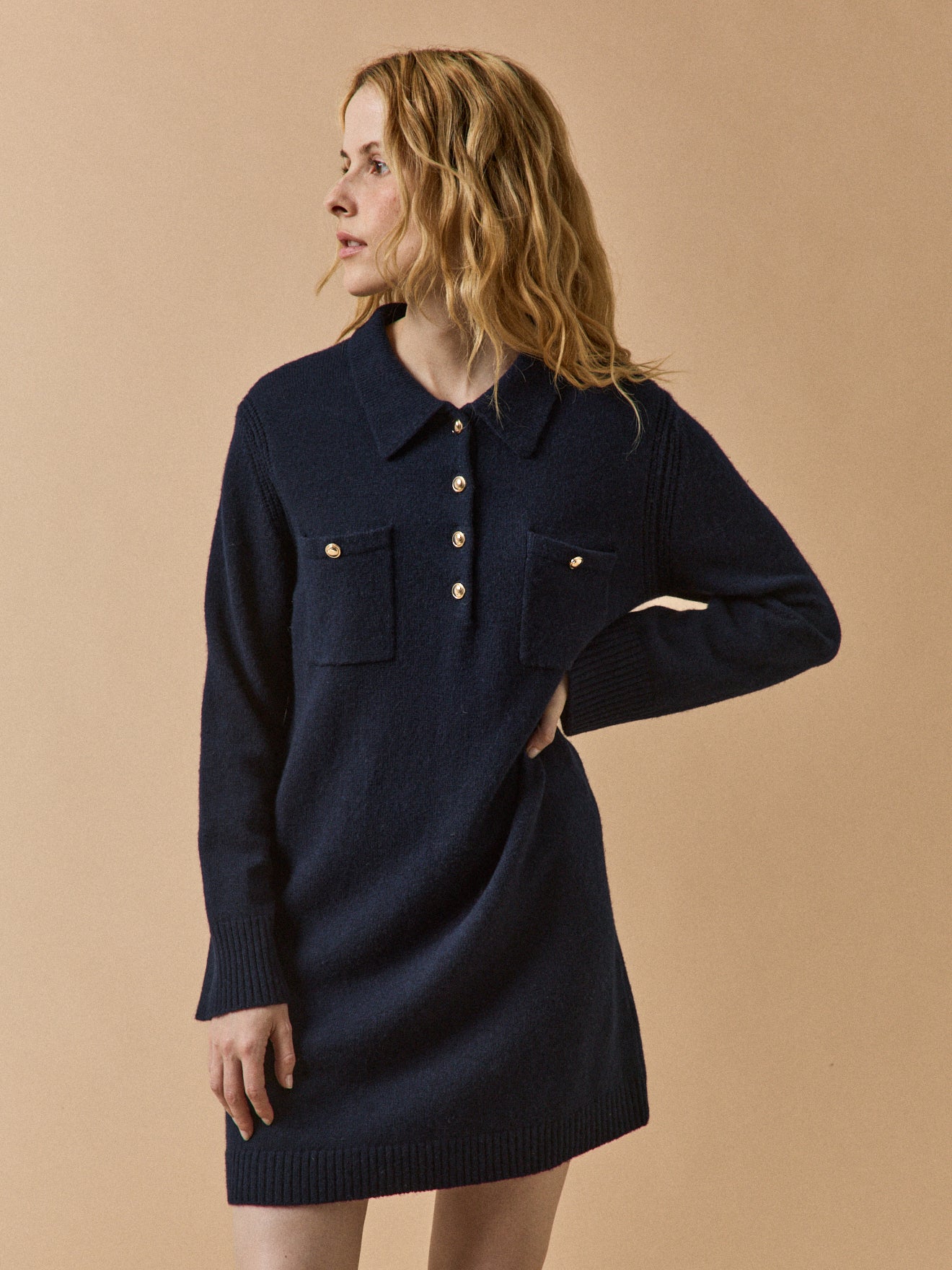 Kurzes Damenkleid mit Polokragen und goldfarbenen Knöpfen
