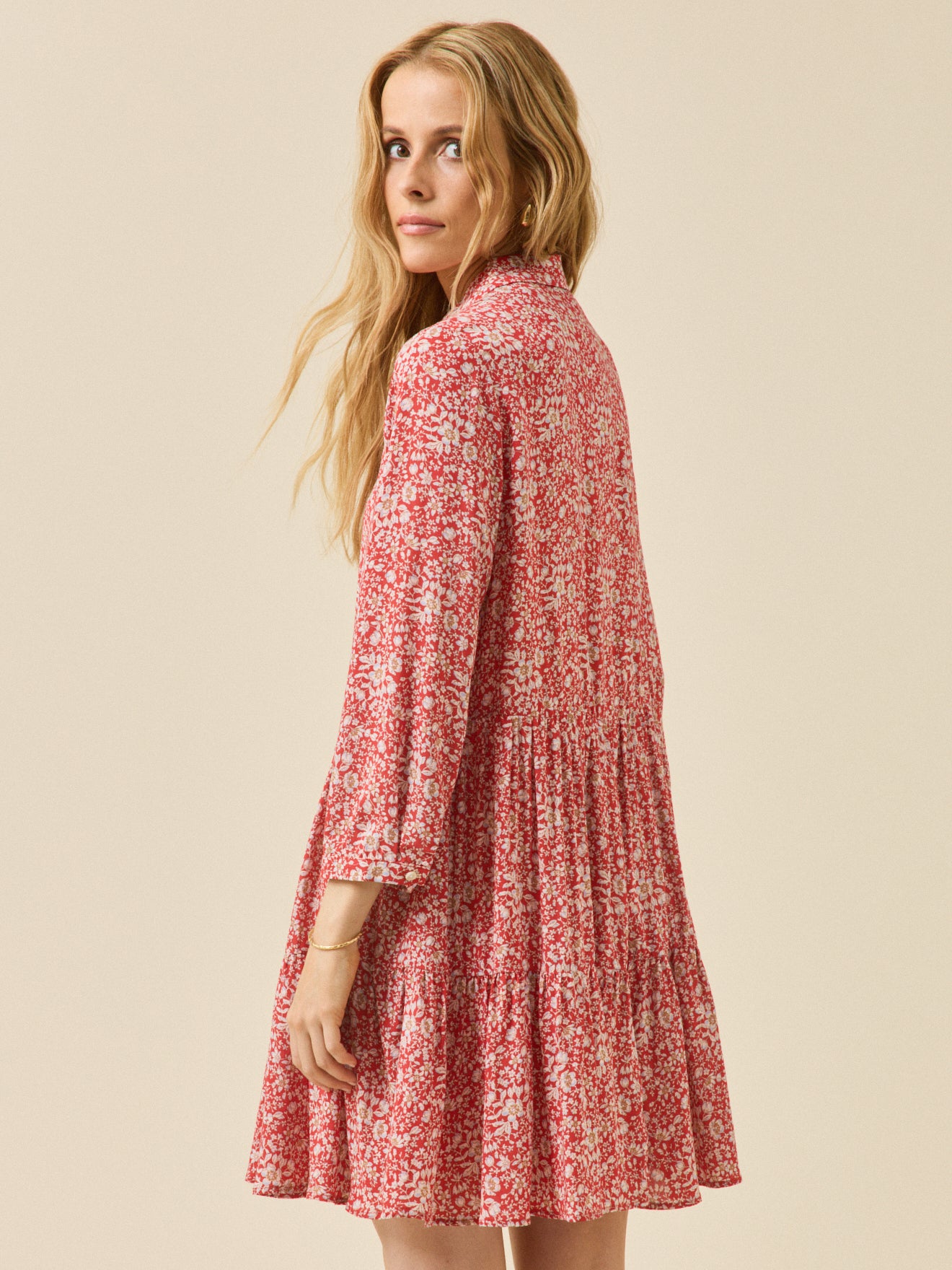 Kurzes Damenkleid mit Volants aus Liberty-Stoff - Limited Collection