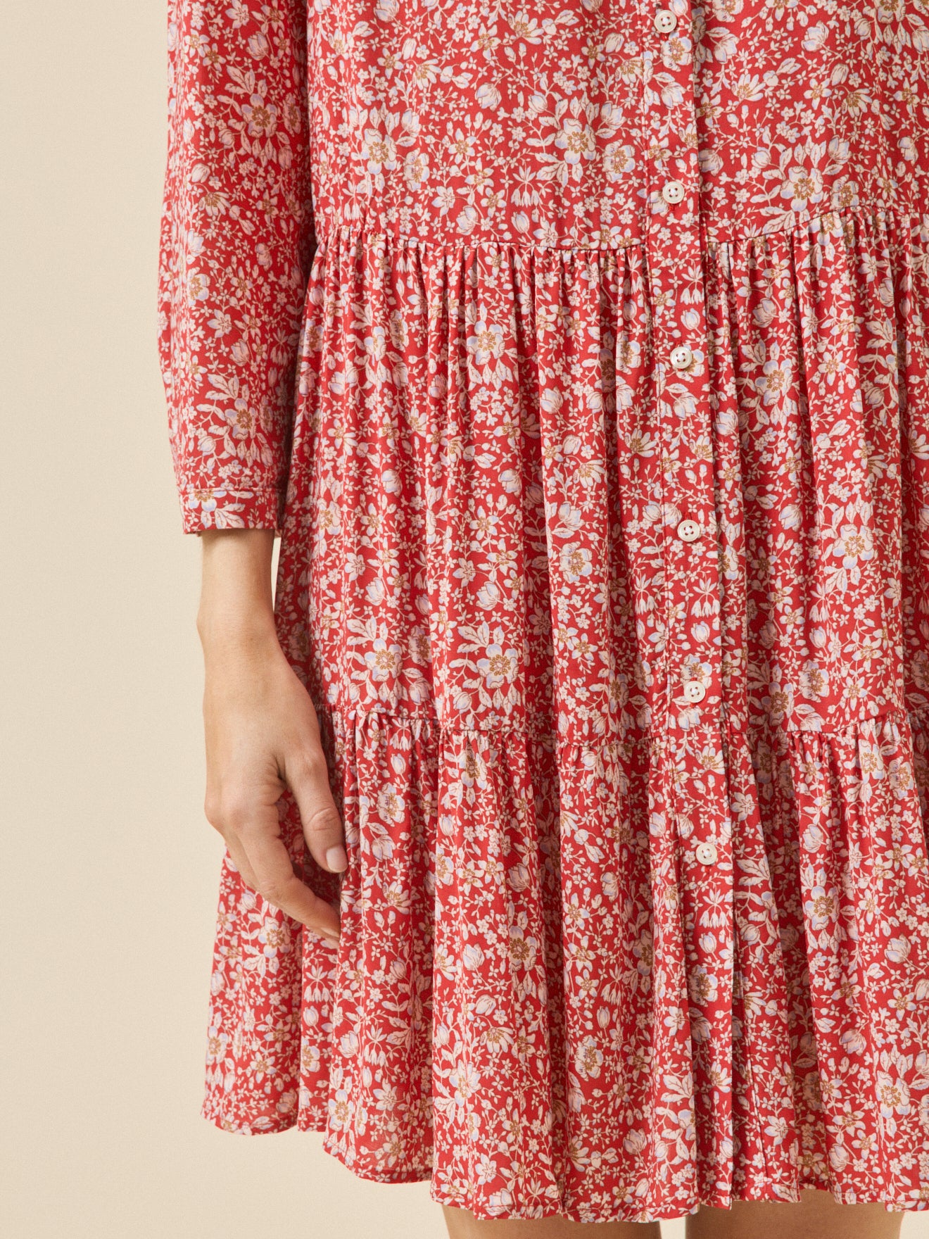 Kurzes Damenkleid mit Volants aus Liberty-Stoff - Limited Collection