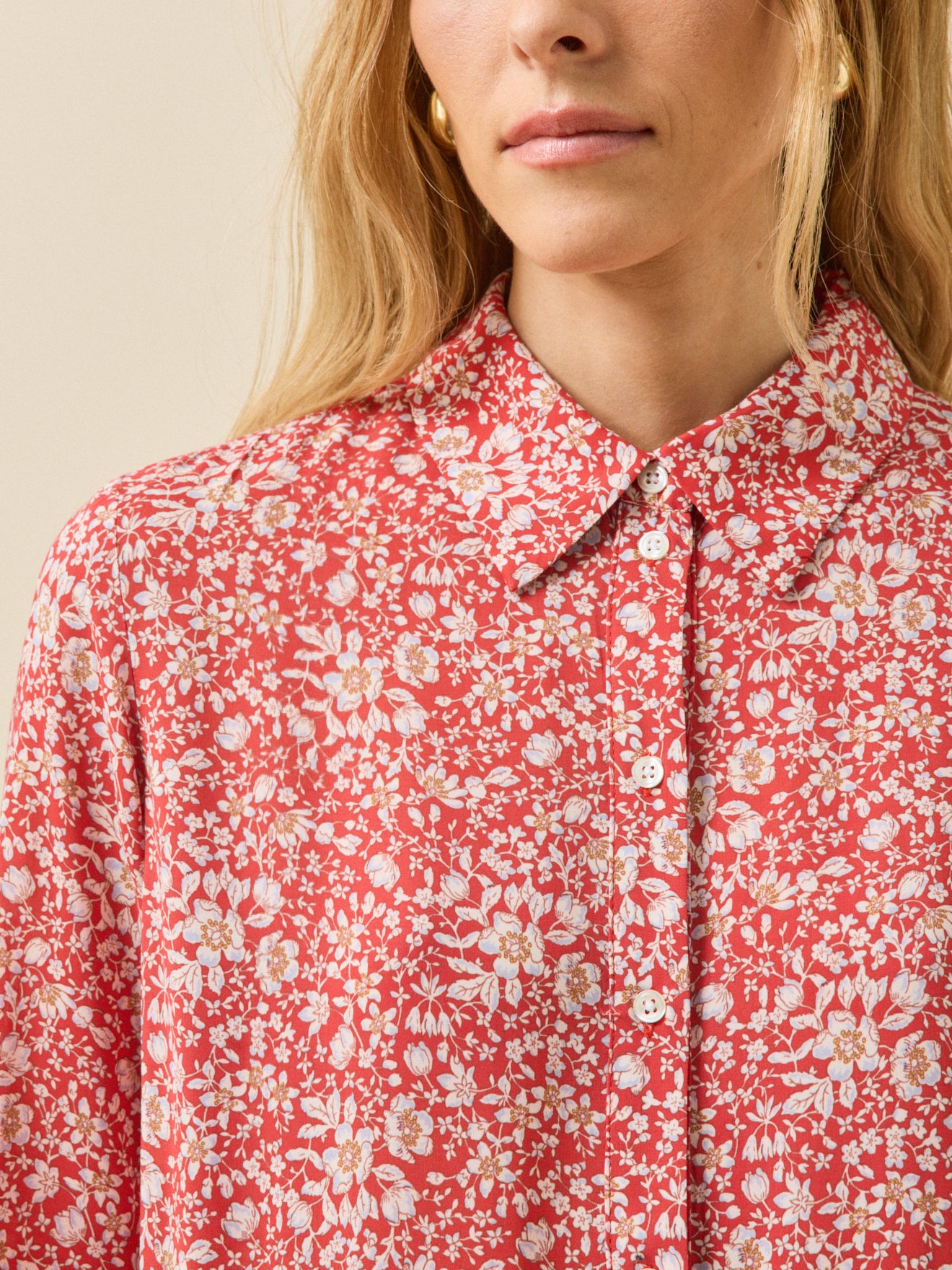 Kurzes Damenkleid mit Volants aus Liberty-Stoff - Limited Collection