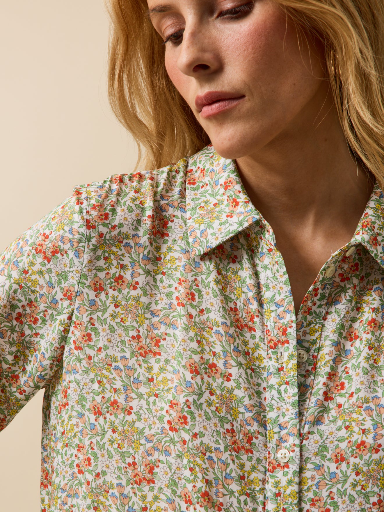 Kurzes Damenkleid mit Volants aus Liberty-Stoff - Limited Collection